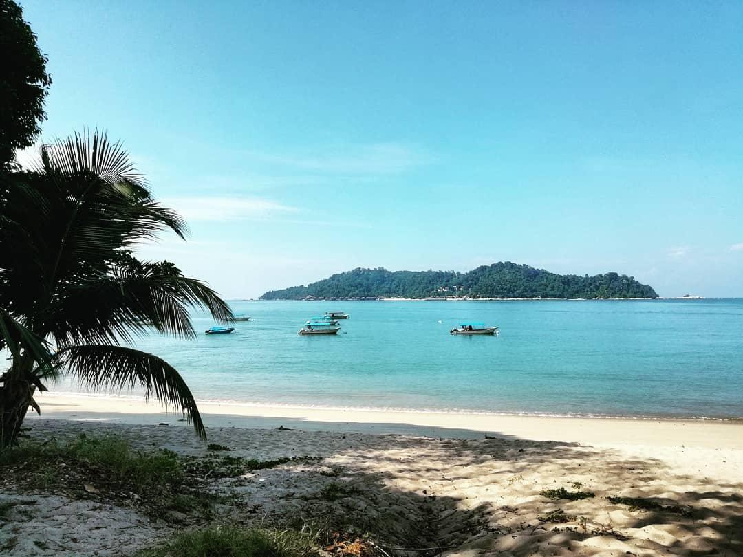 马来西亚小众海岛必逛必游大合集  马来西亚是一个特别浪漫的地方，一直以来的小期待是在马来西亚拍下此生