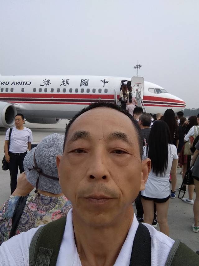 首次坐飞机首次去北京天安门广场观光并瞻仰了毛主席他老人家的遗容，实现了近花甲之年梦寐以求的夙愿。因本