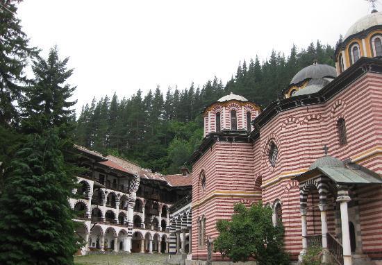 温婉动人安静美丽——里拉修道院  里拉修道院位于保加利亚首都索菲亚附近，距离索菲娅大约六十公里左右。