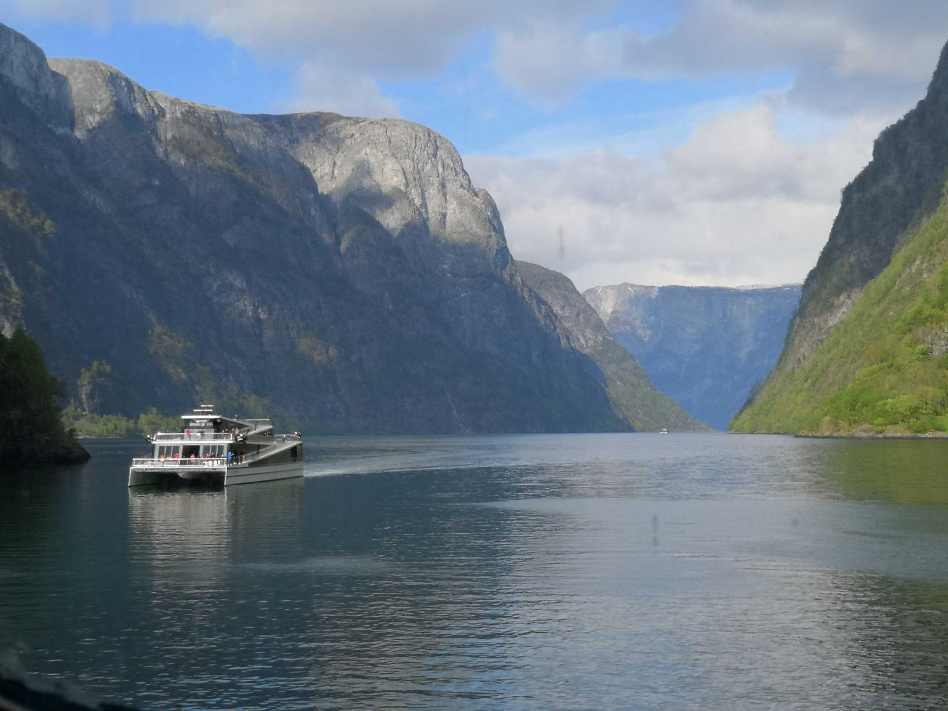挪威的格嗯峡珍是世界上最长的峡湾。