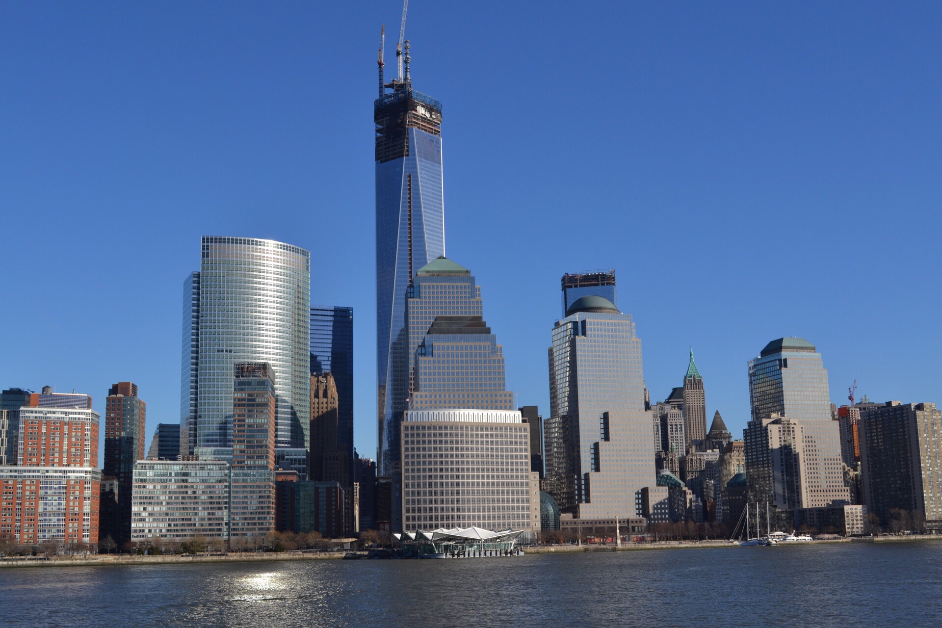 从水上看曼哈顿大楼林立，一片繁华都市气派，的确让人感受到了大都市的繁华，不知道大家的感受是什么？