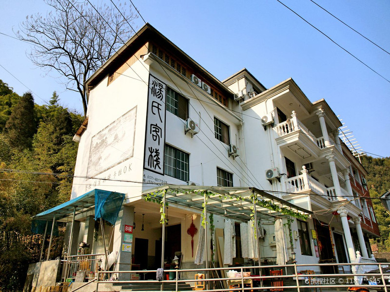 前年春节去了杭州的山沟沟，这里农家乐不少，山不是很高，有一些小瀑布景点。