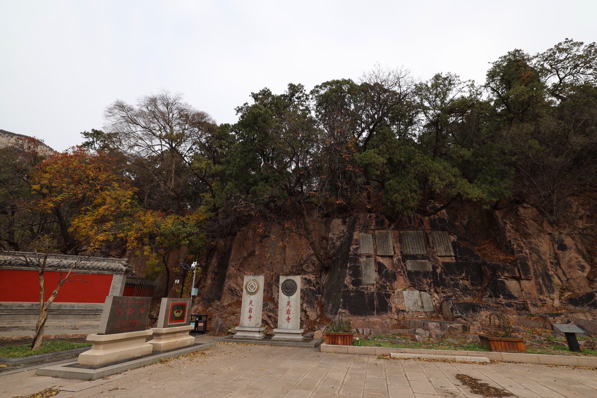 灵岩寺，始建于东晋，距今己有1600多年的历史。位于山东济南市西南泰山北麓长清县万德镇灵岩峪方山之阳