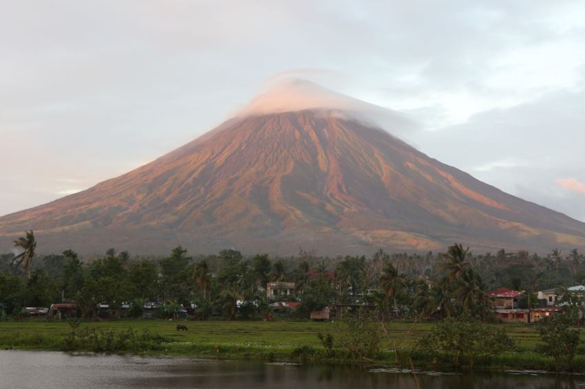 马荣火山被称为全球最完美的圆锥体活火山。这次行程我们绕山下完完整整的走了一圈，也在几个角度和高度尝试