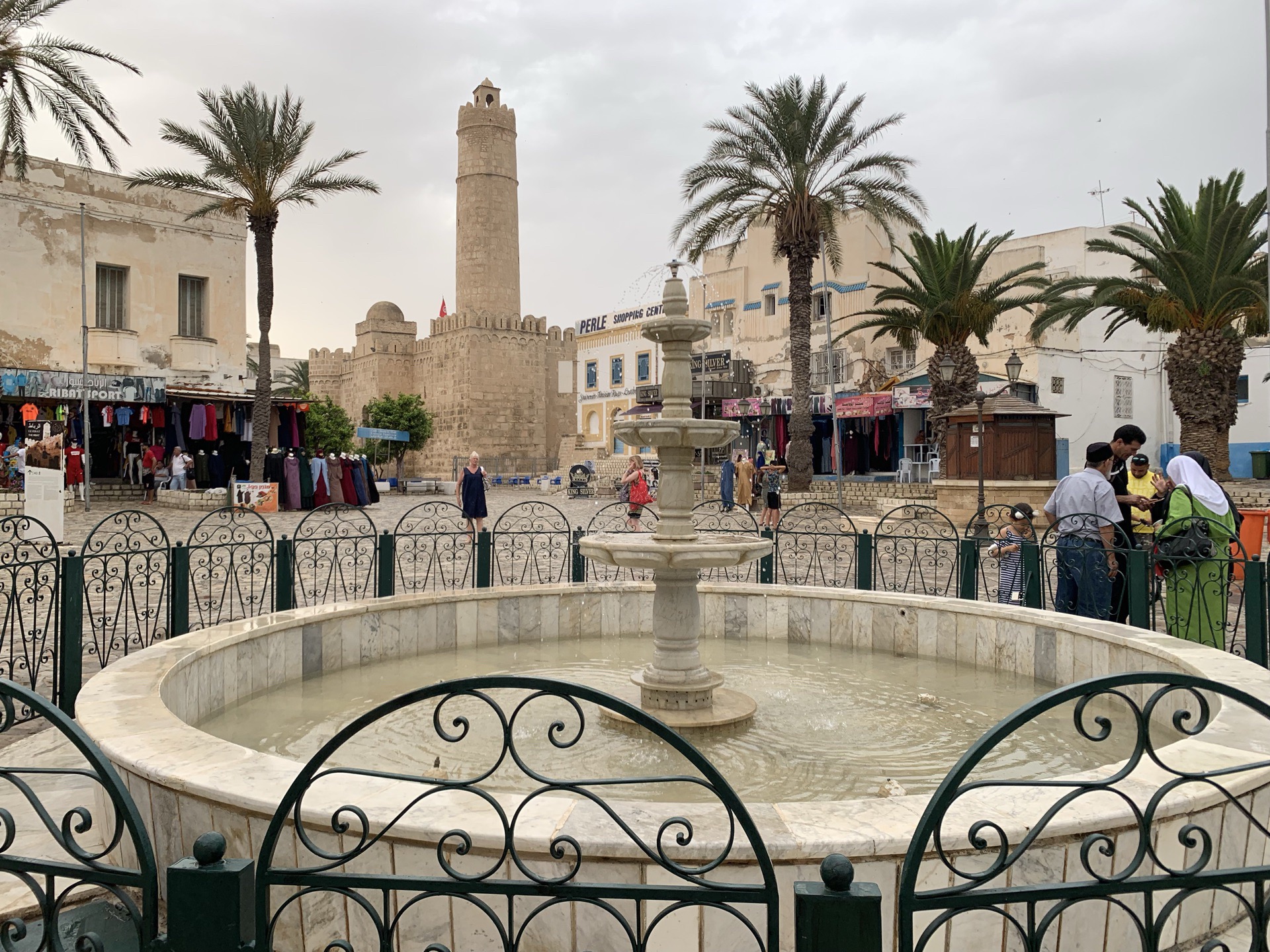 海滨城市苏斯，很多奥斯曼风格的建筑，小逛被列入“世界文化遗产”的苏塞古城。来突尼斯买纪念品一定要在这