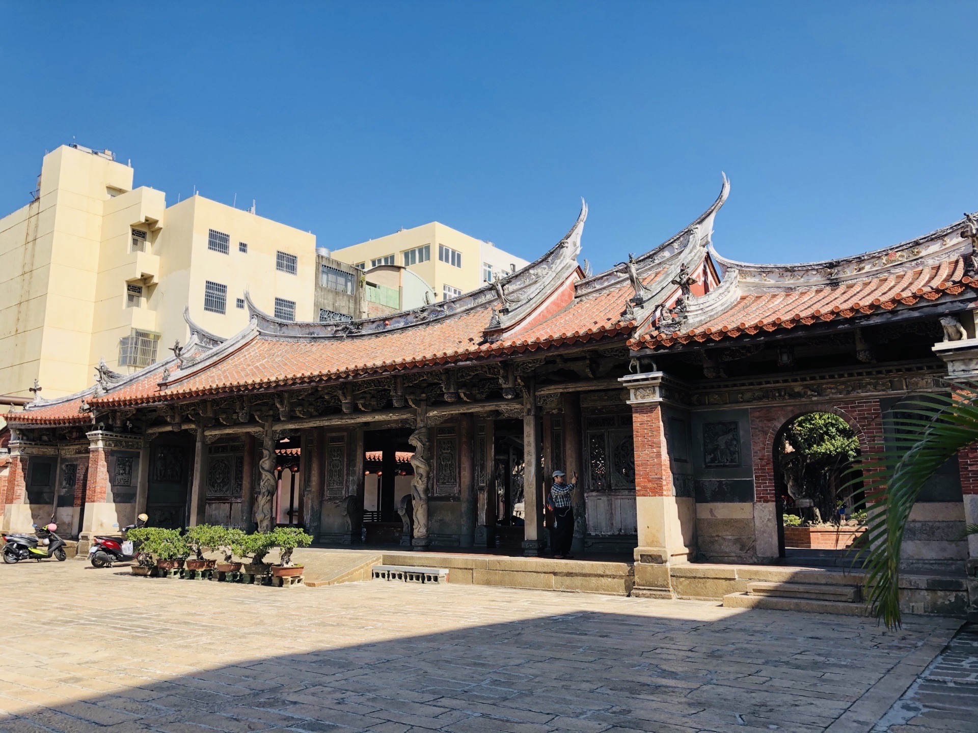 鹿港龍山寺，可以說是我心目中台灣最美的寺廟，清代由居住於本地的泉州人所建，主祀觀音與釋迦摩尼佛。  