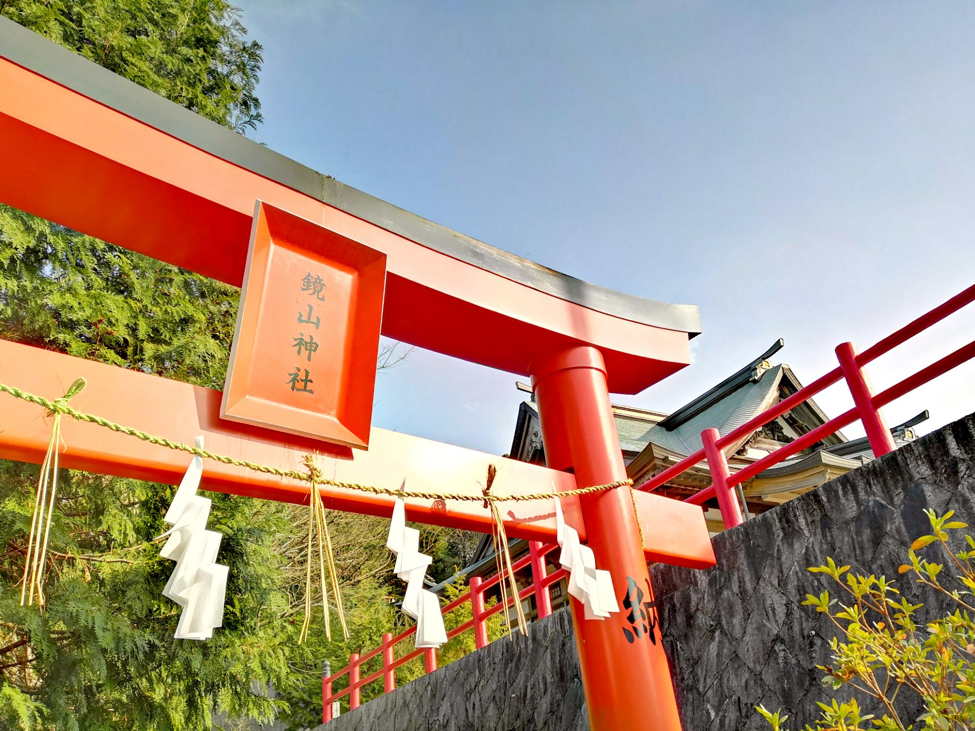 #超值得赏樱拍照的镜山稻荷神社  位于日本佐贺县唐津市镜山玄海国家公园山上，是一座上百年历史的木造神