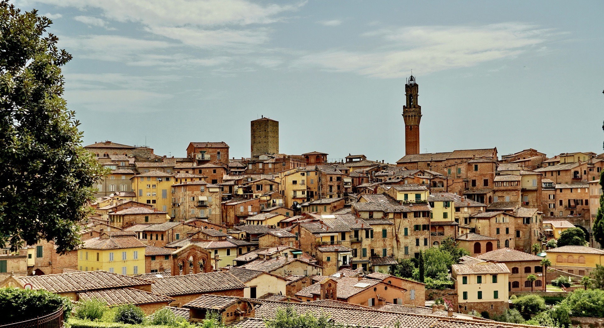 锡耶纳（意大利语：Siena）是意大利托斯卡纳大区的一座城市，其老城中心区1995年被联合国教科文组