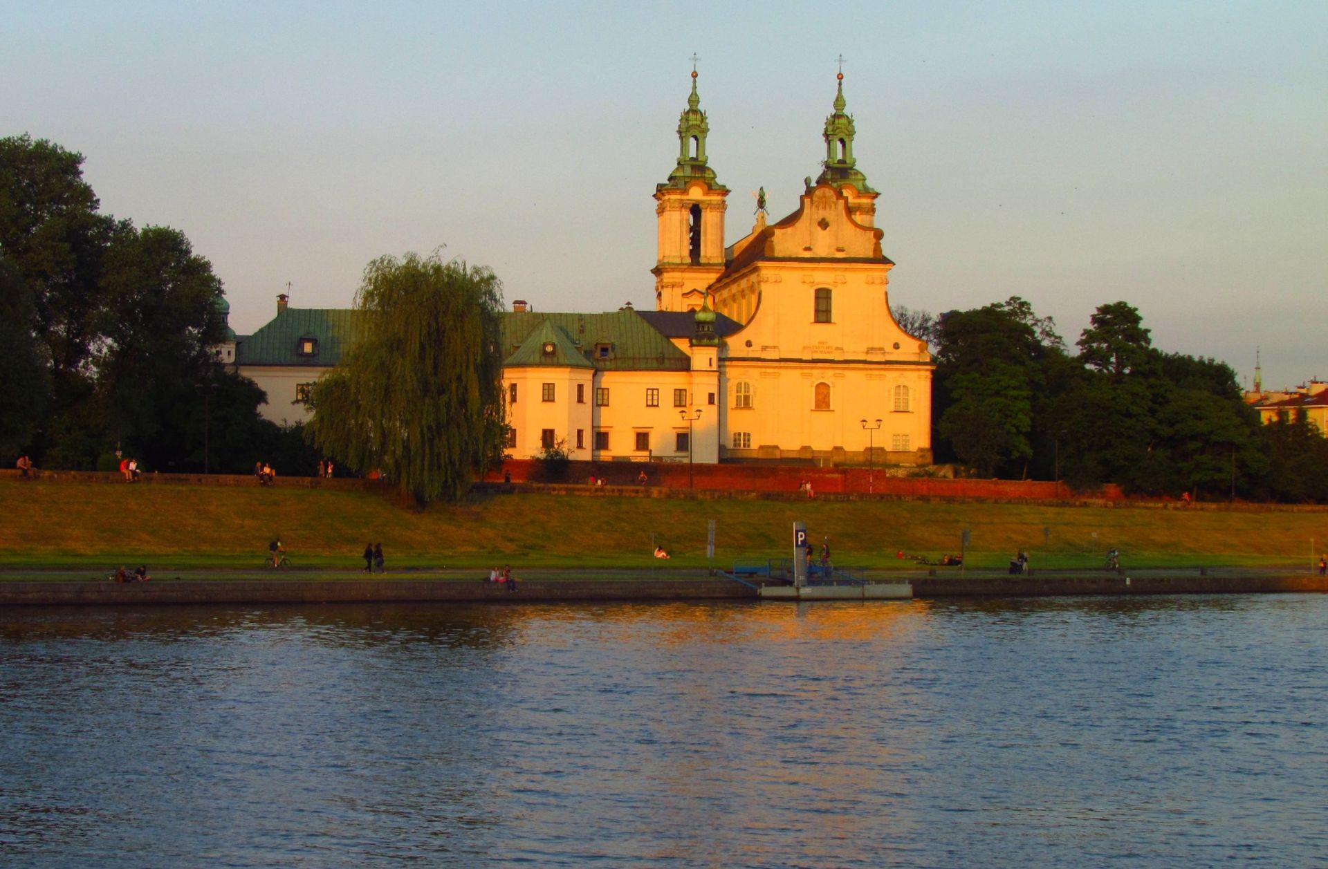 Skałka位于瓦维尔（Wawel）以南的维斯杜拉河（Vistula River）上，一直是岛上城市