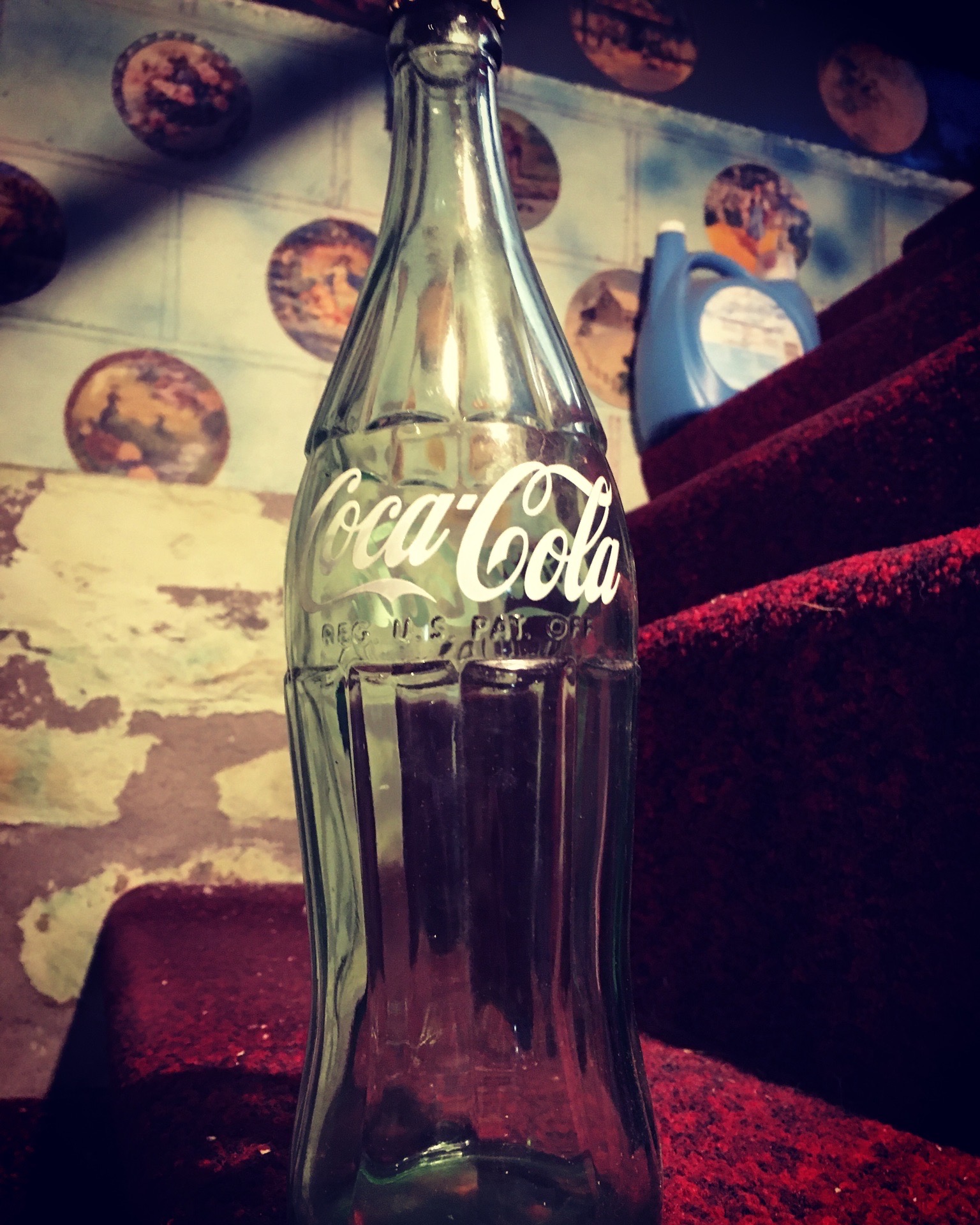 在亲戚家的地下室，发现这些可口可乐的古董瓶。谁知道是哪个年代的吗？