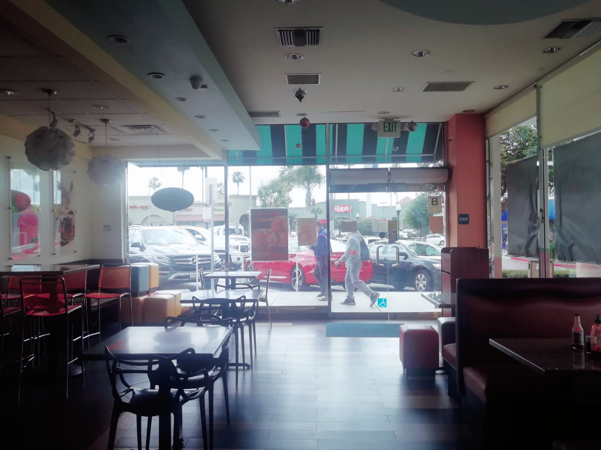 88 Tea Bar，定位于东南亚菜系，在名为普拉多中心（Prado Center）的购物中心内；普
