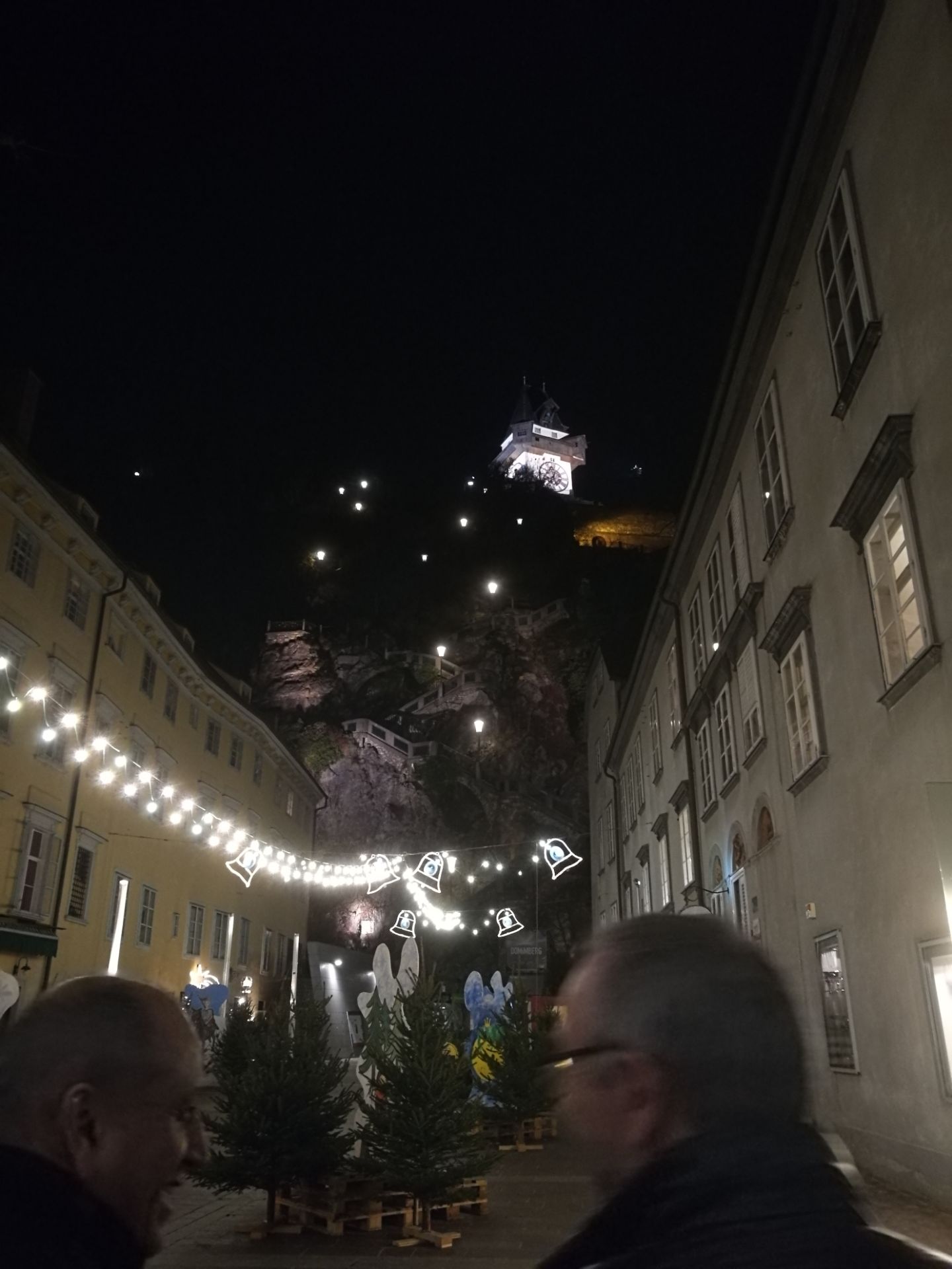 格拉茨，奥地利奥地利第二大城市。人口只有30万。夜登格拉茨城堡山，从山顶俯瞰整座小城，美不胜收！