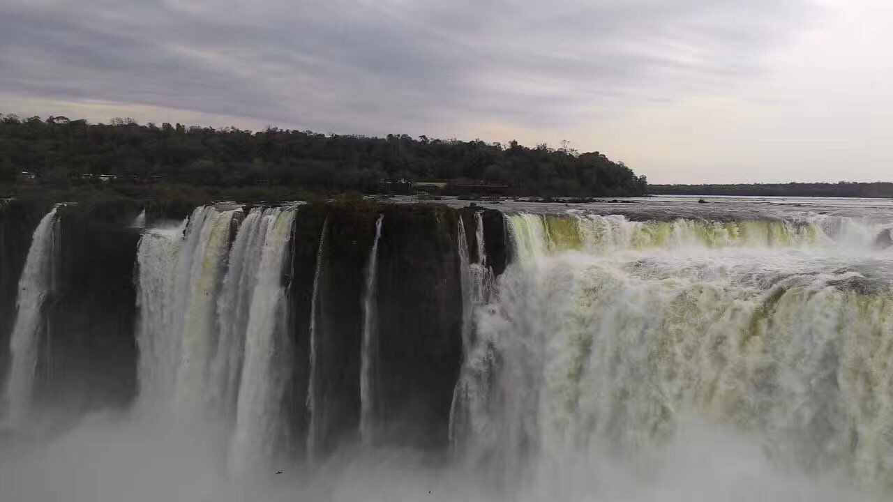 世界上最宽的瀑布伊瓜苏瀑布，位于阿根廷与巴西边界上，在伊瓜苏河与巴拉那河合流点上游23千米处，为马蹄