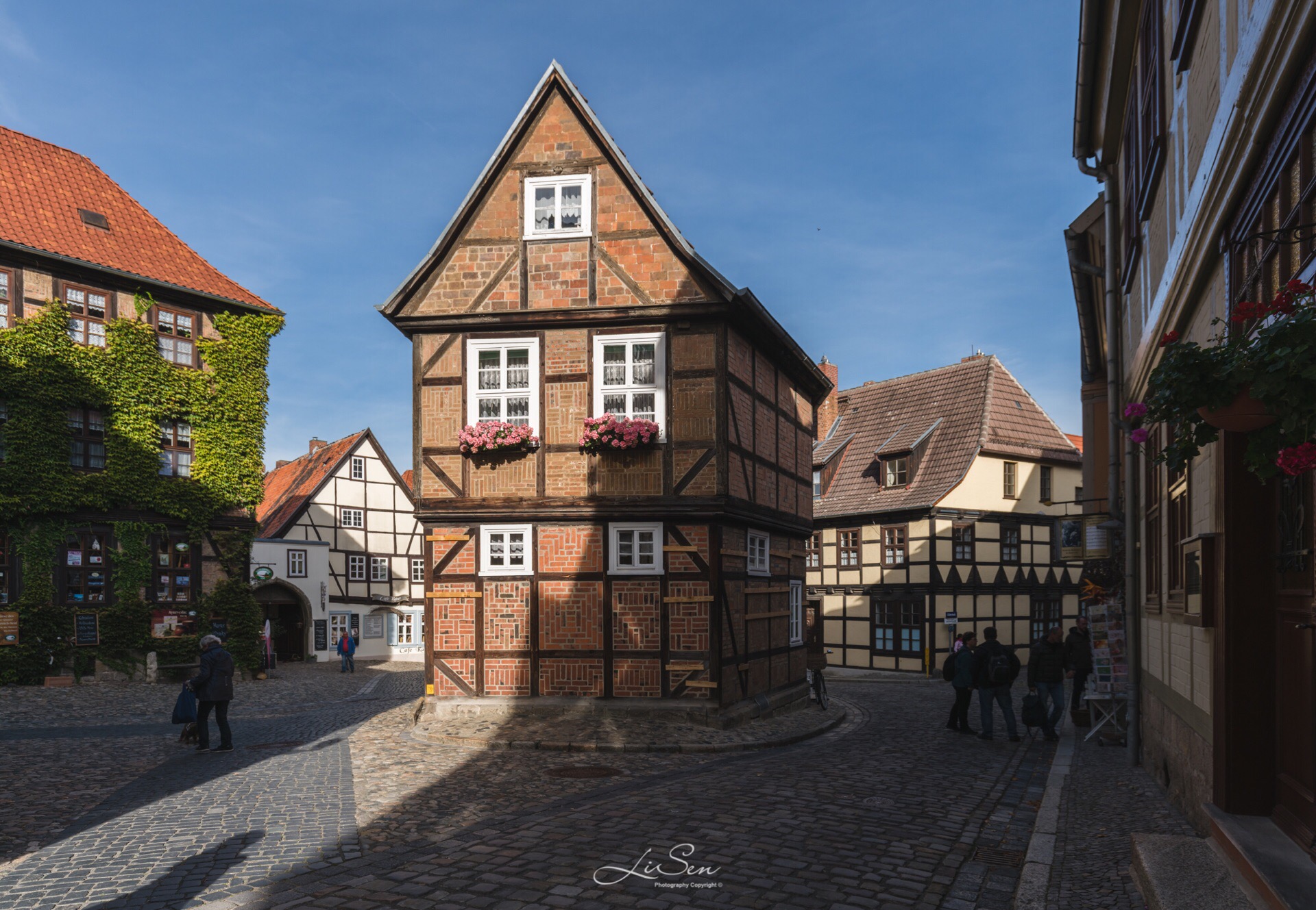 整个城市都是文化遗产，奎德林堡小镇上的木架房屋让你穿越千年的德国。  位于德国北部的哈茨山里的奎德林