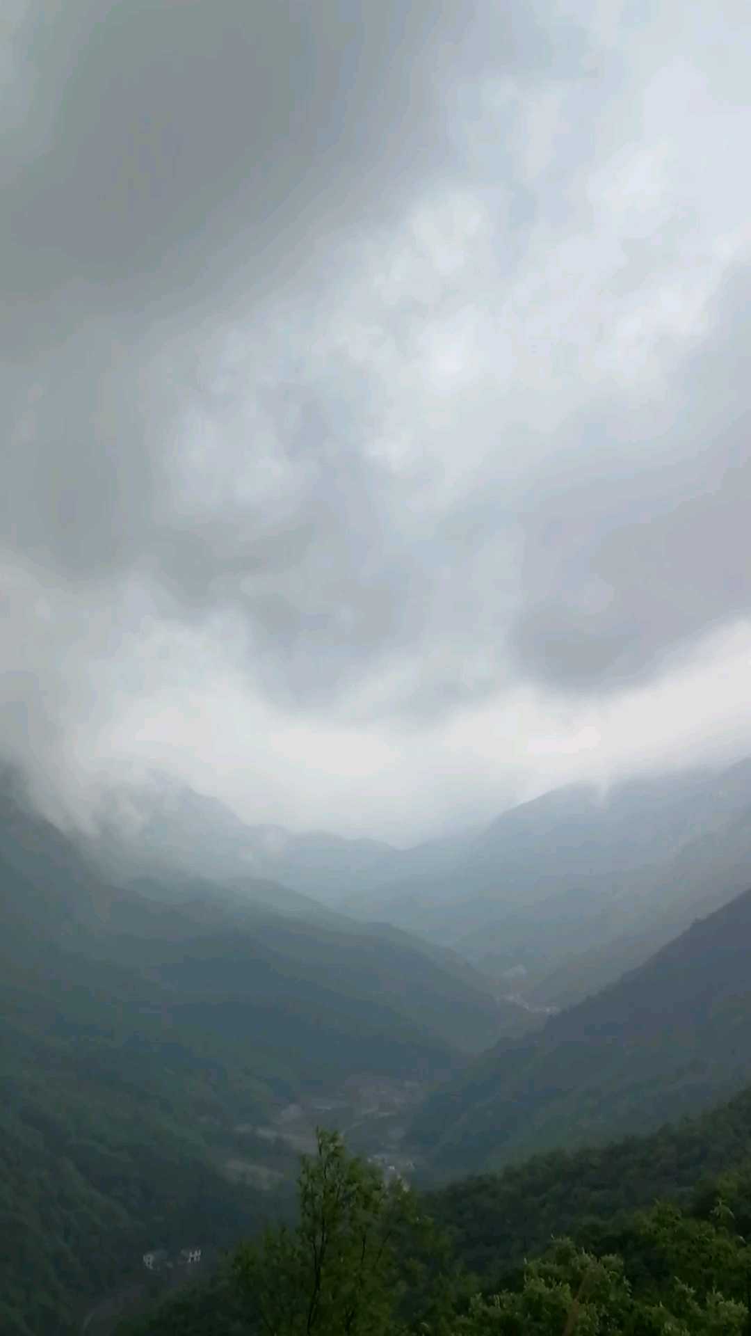 中国自然国心——鸡心岭，云雾缭绕。