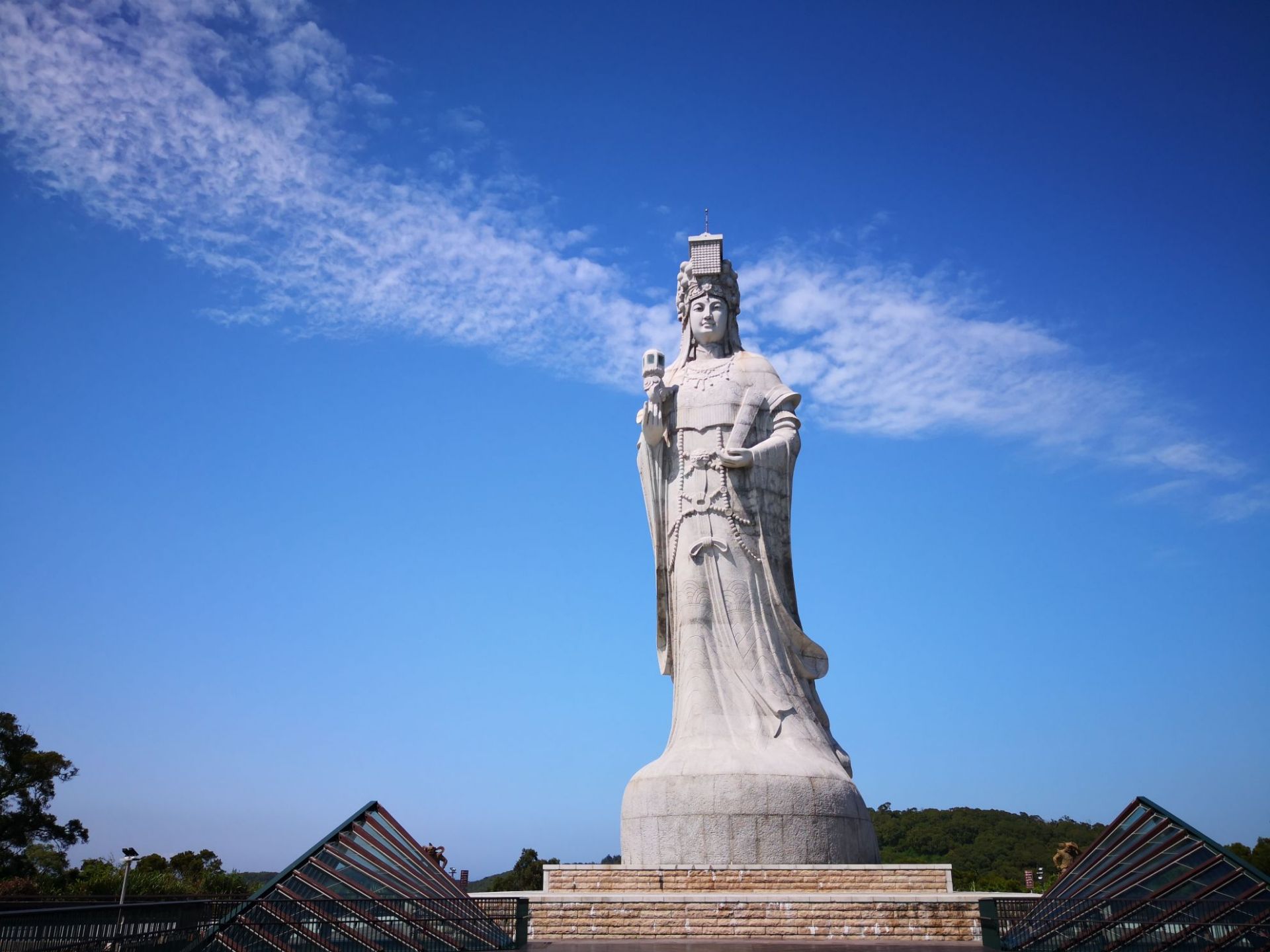 去马祖像是马祖旅行必游景点，这个坐落在山上的马祖像据说是最高的，雕像是在个大船上。人少，壮观！