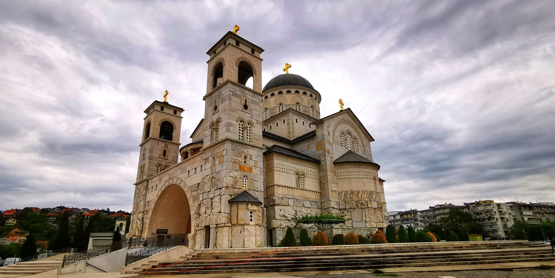 波德戈里查基督复活主教堂——位于黑山的首都波多戈里查，是一座东正教堂，规模比较大，里面的壁画很是精美