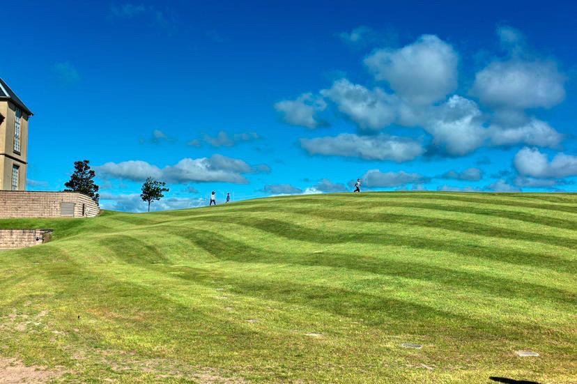 不难理解为什么圣安德鲁斯会成为高尔夫球的发源地。早在1400年前，人们就已经在海岸草场上完高尔夫球了