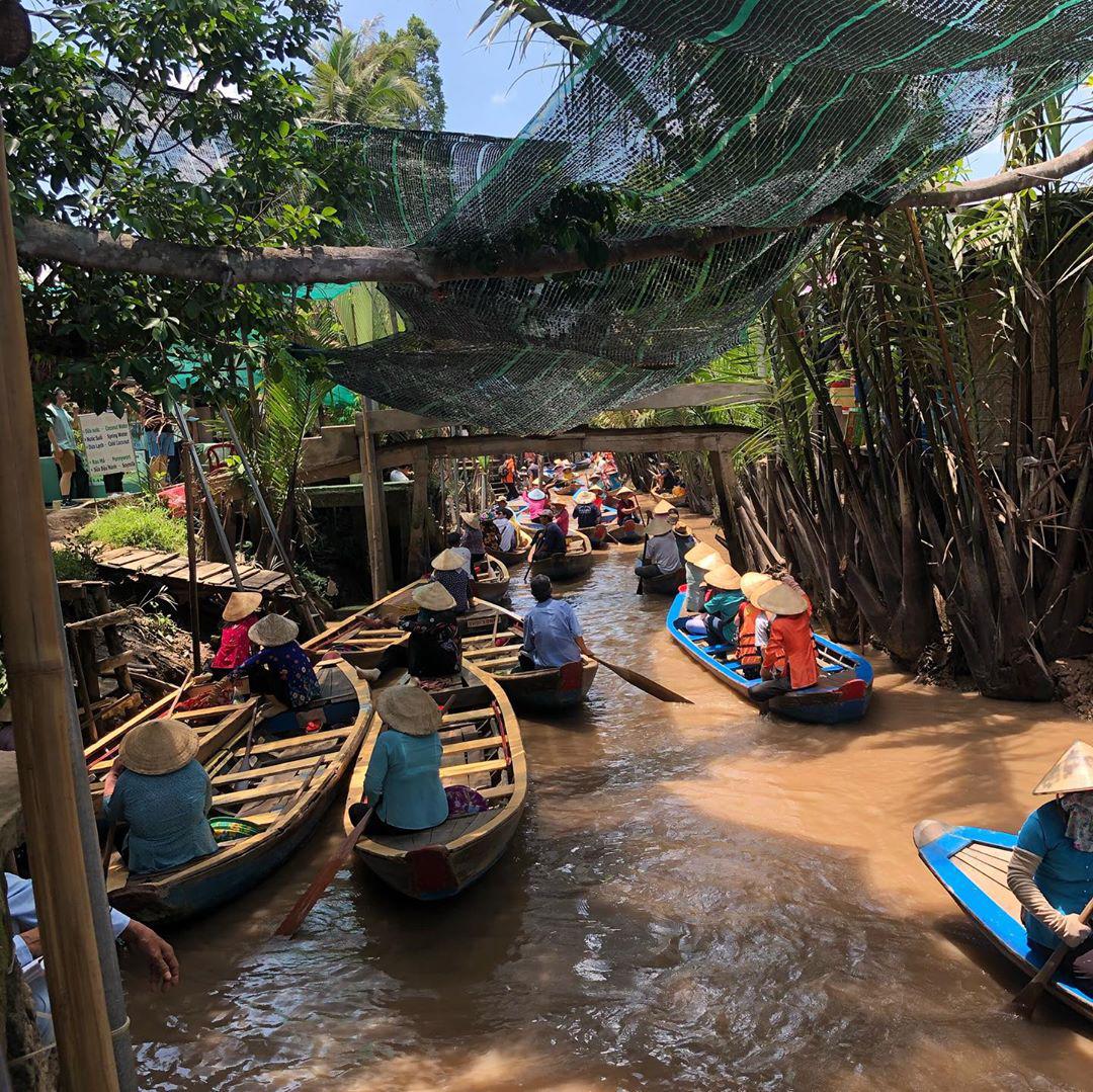 绝妙的湄公河旅行  美寿湄公河的旅行美妙至极，体验到湄公河畔接近原始的风土人情，当地人的热情感染着我