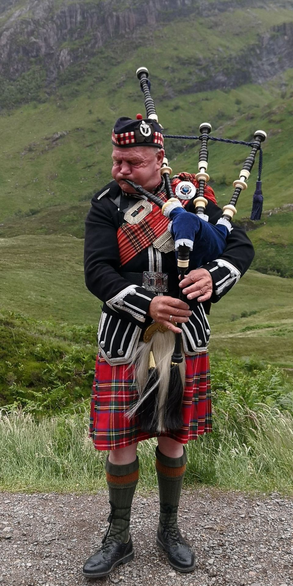 在威廉堡.苏格兰高地倾听悠扬顿挫的风笛。