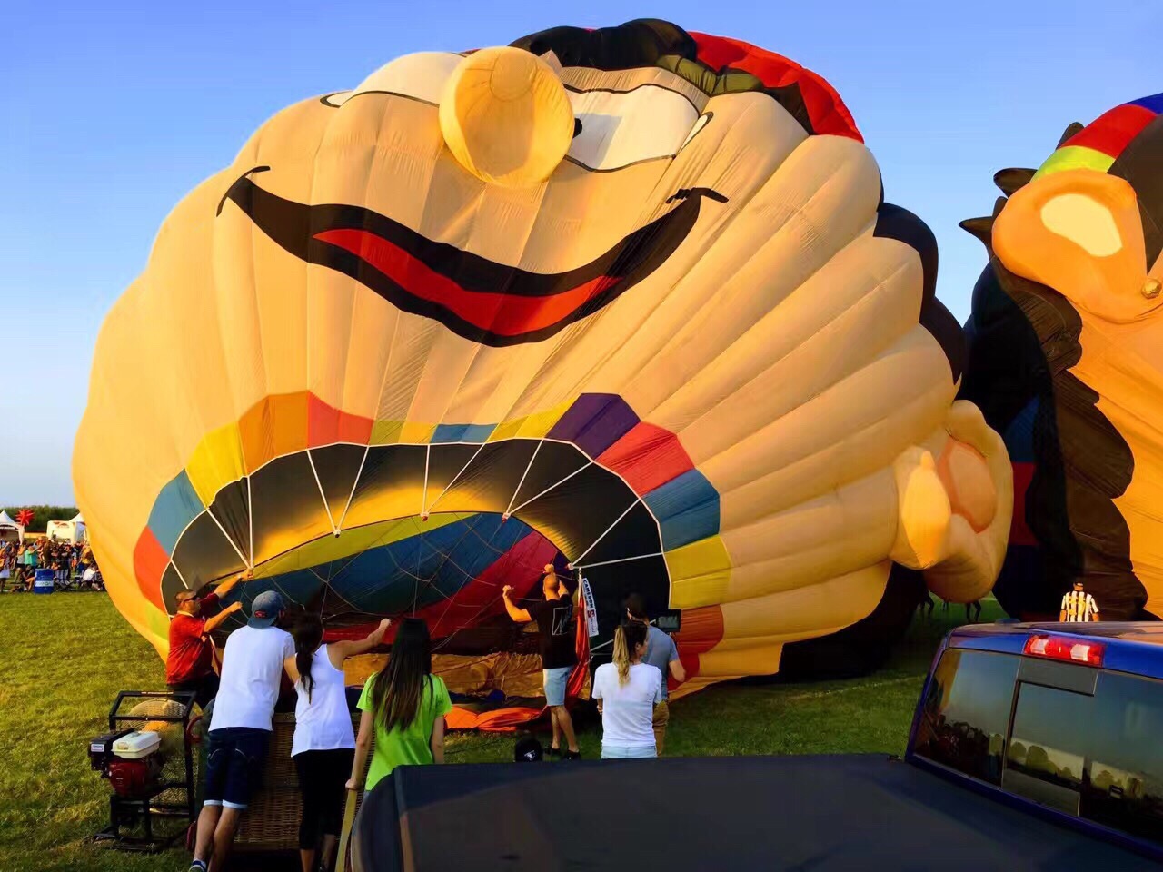 每年八月在黎赛留河畔的小城一星期的热气球节开幕，热闹非凡。让我们飘在风中。