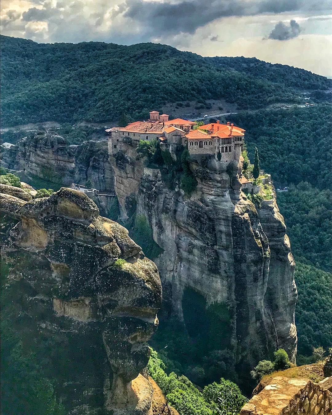 伫立在悬崖上的修道院和绝美的海滩  来希腊前，公司的小姐姐就告诉我Agios Stefanos这个地