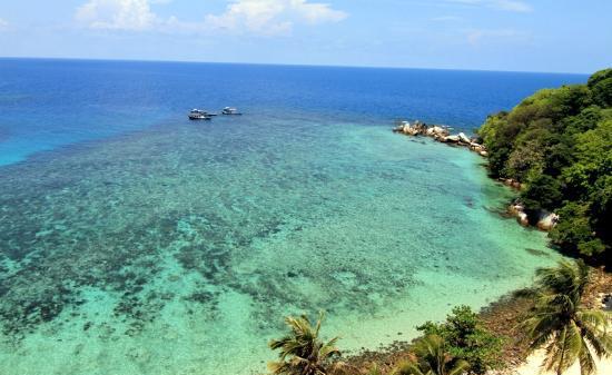 小众度假的新选择——Lengkuas Island   一般海岛游或者海滩度假，通常都会想到马尔代夫