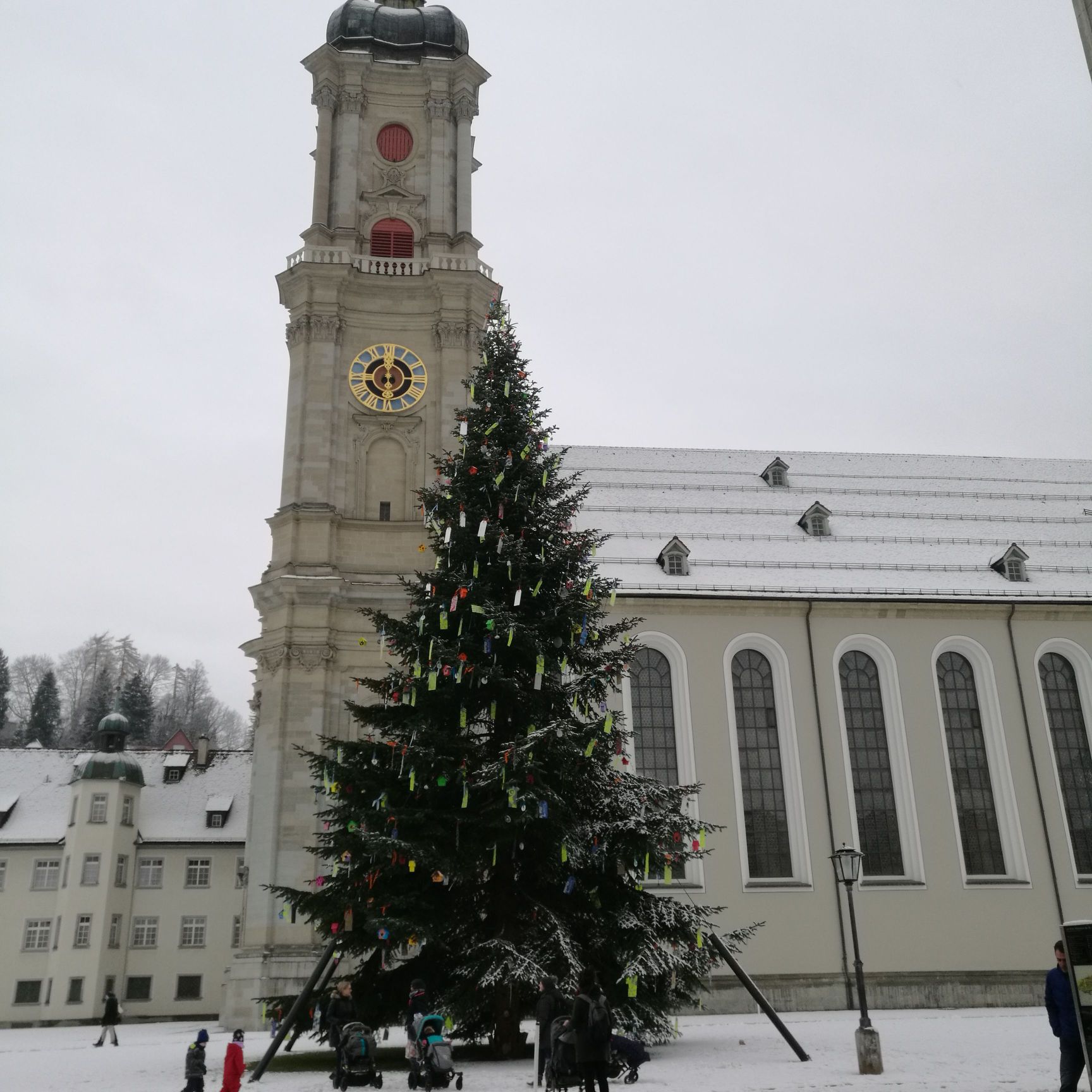 再次来到St. Gallen. 翻出了冬季到这的照片，分享一下。古老的城市，周围的风景也很美