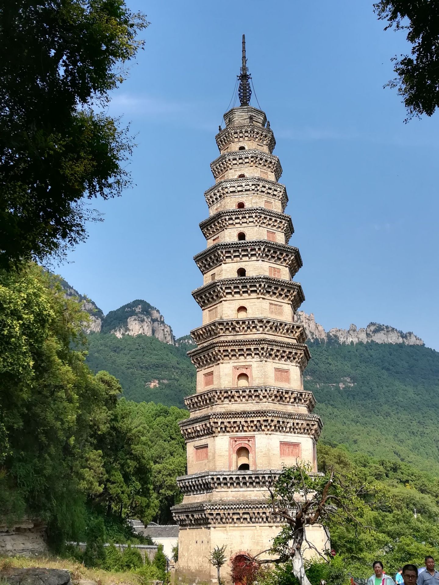 灵岩寺坐落于济南与泰安的交界地，风景优美，历史悠久。