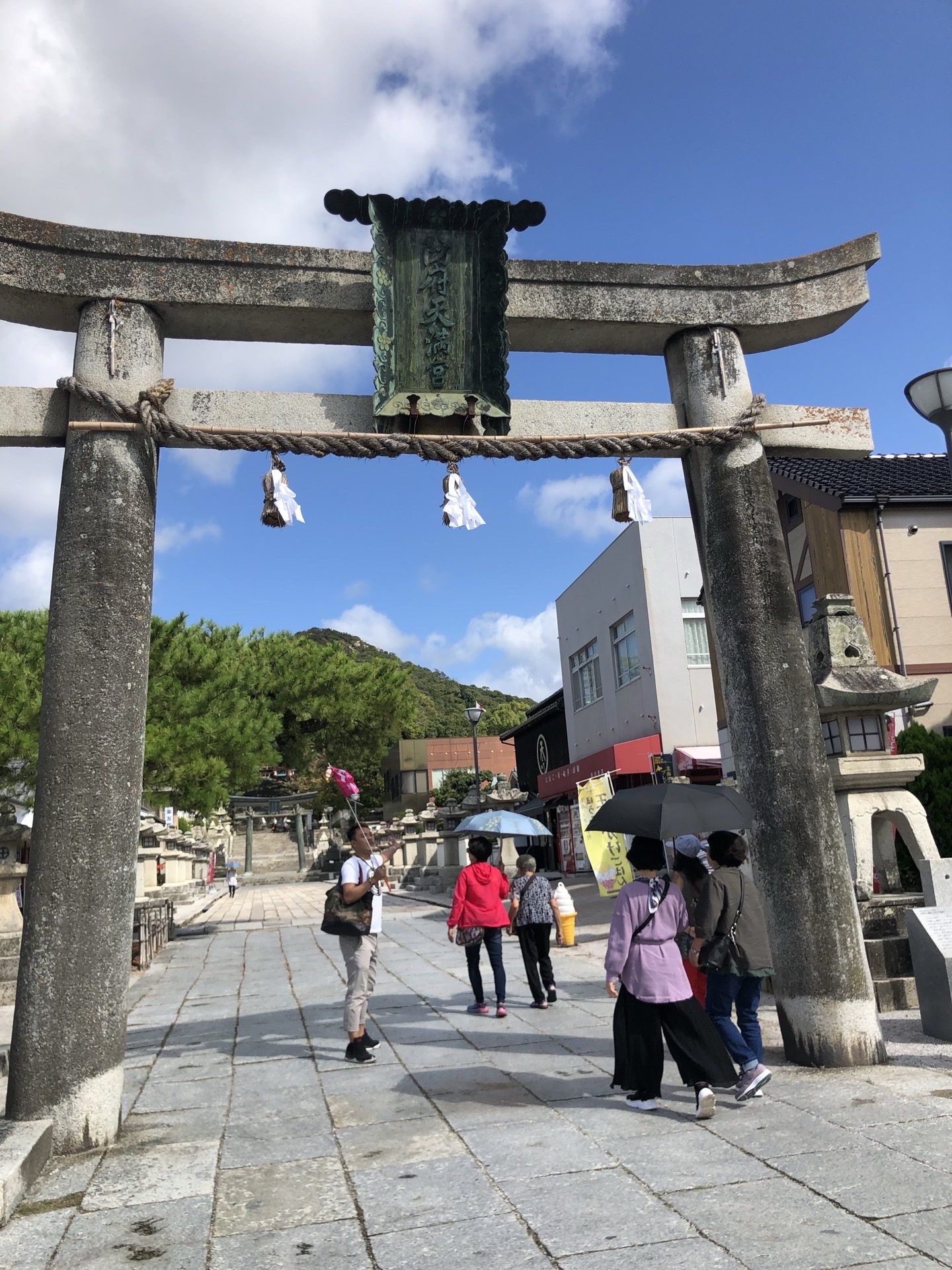 防府天满宫是位在日本山口县防府市的神社。，里面供奉着作为学问之神而备受尊崇的菅原道真，与京都的北野天