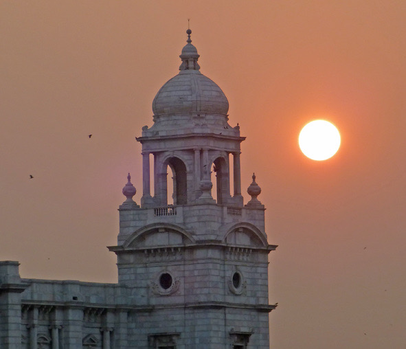印度 加尔各答 维多利亚纪念馆是一座乳白色的大理石欧式建筑，观日落和拍照俱佳。 维多利亚纪念馆（VI