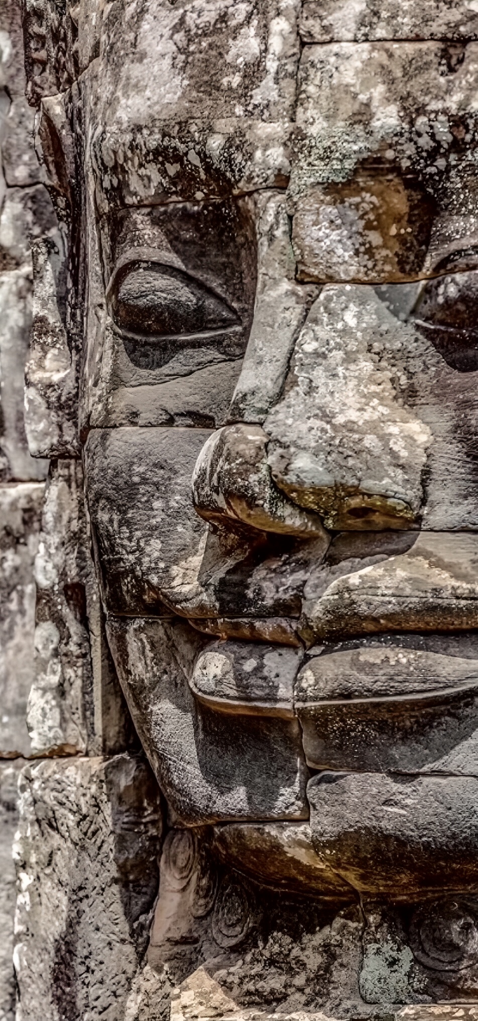 令吴哥窟蜚声世界的“高棉的微笑” 这里有49座四面佛雕像，代表着佛经中的“慈、悲、喜、舍”！据说是建