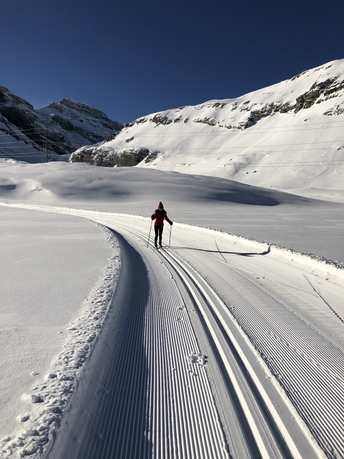 在海拔2350米、冰冻了、白雪覆盖的Daubensee上越野滑雪！Daubensee位于Gemmip