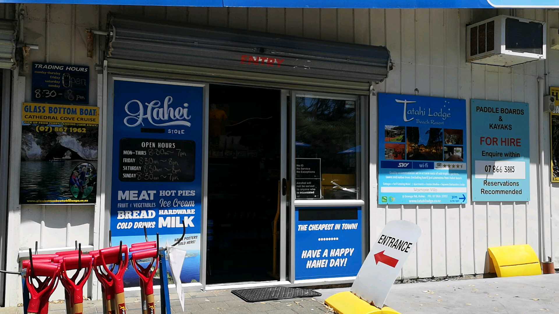 hahei最热闹的小商店 可以补充一下补给 有pizza 汉堡冰激凌炸鱼薯条