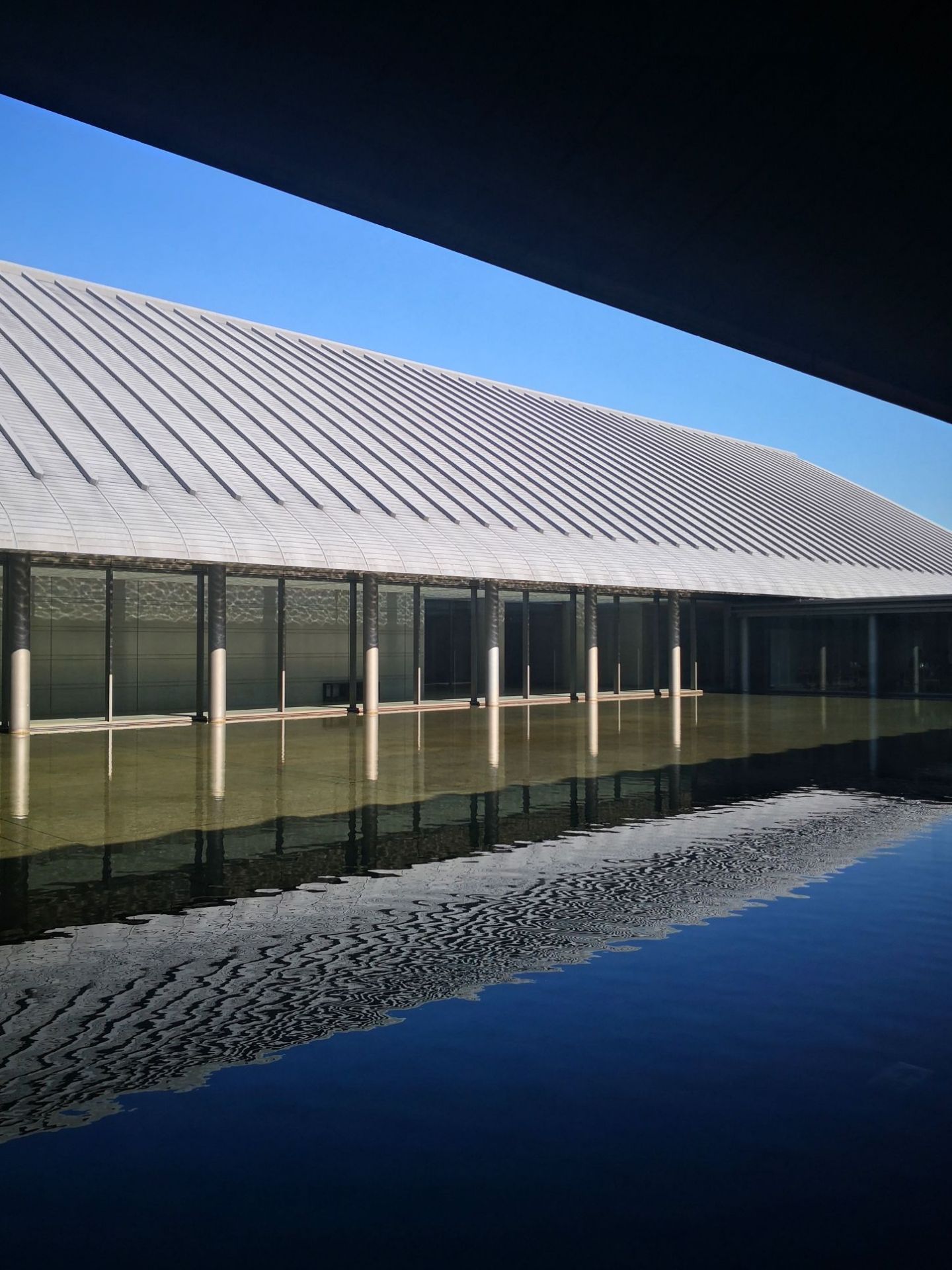 漂在水上的美术馆 佐川美术馆    第三次参观佐川美术馆，天气很好，蓝蓝的天上白云飘，心情很好，带着