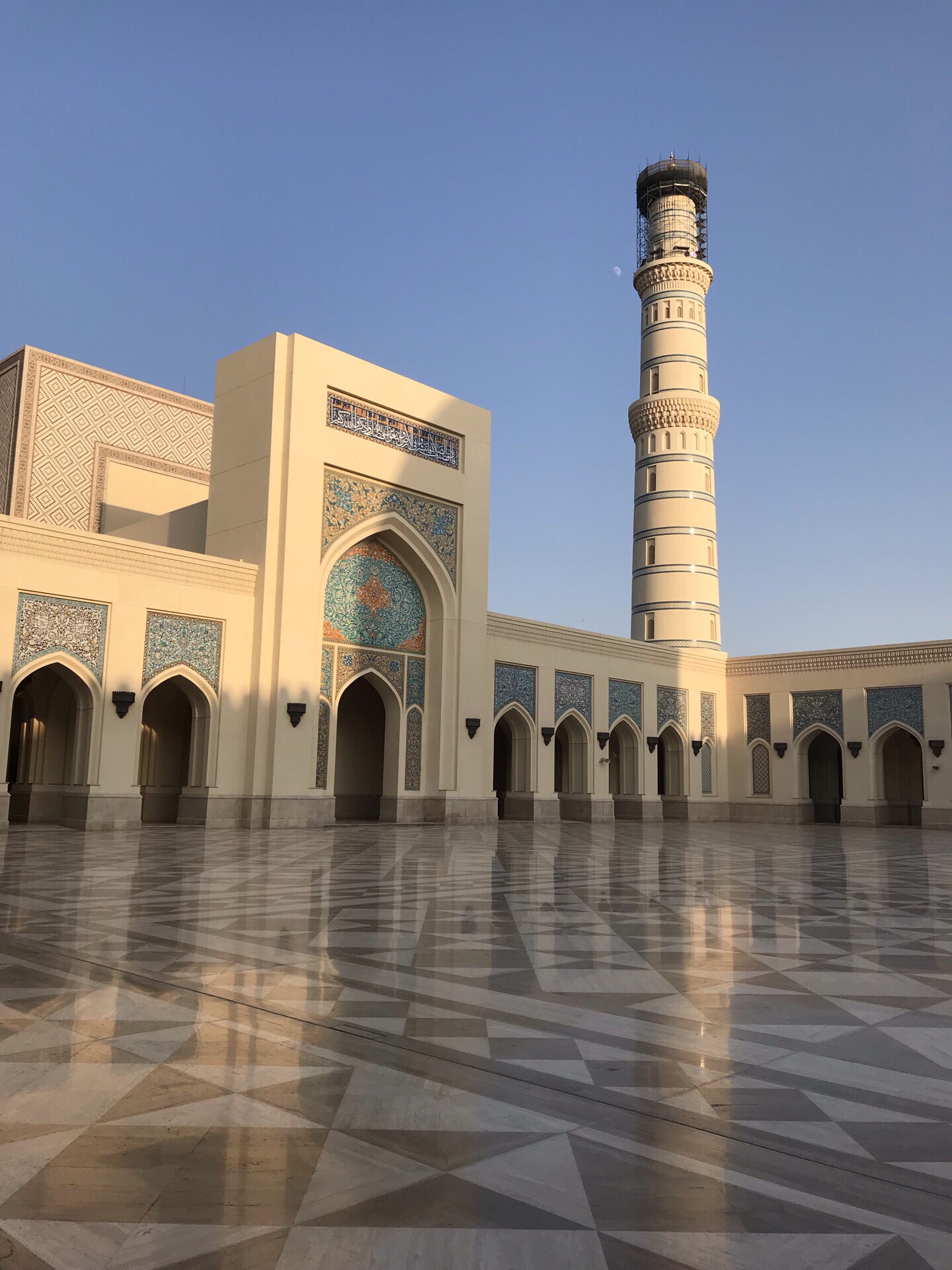 苏哈尔大清真寺  携程上没有地点。当地地标 超级美，干净，宁静。 不是周五去的。所以一个人都没有！！