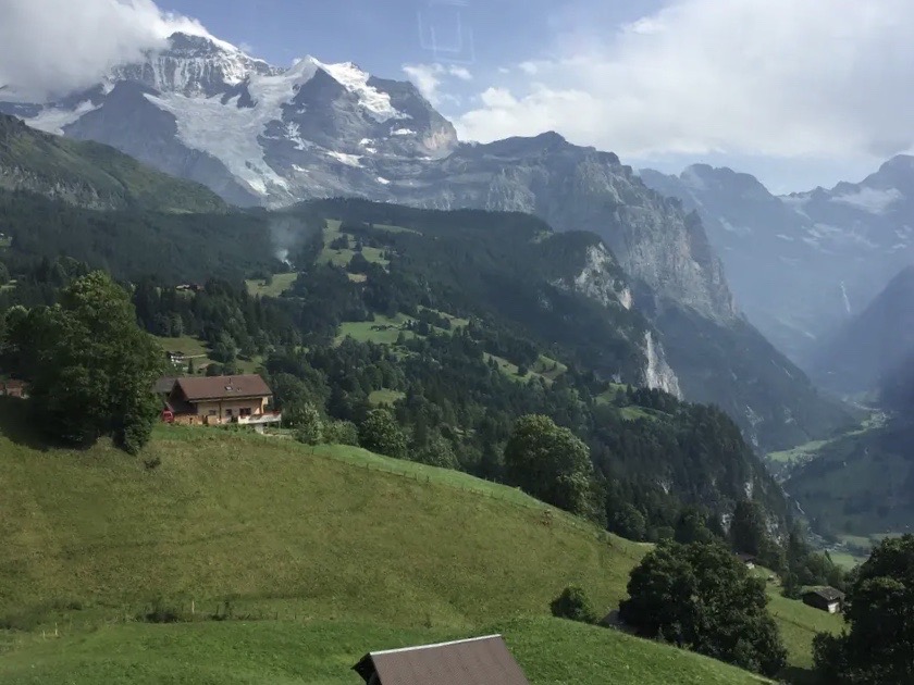 去瑞士少女峰的时候在离它最近的脚下的小镇文根住了两个晚上，这是一座风景秀丽的小镇，人很少，那天是瑞士