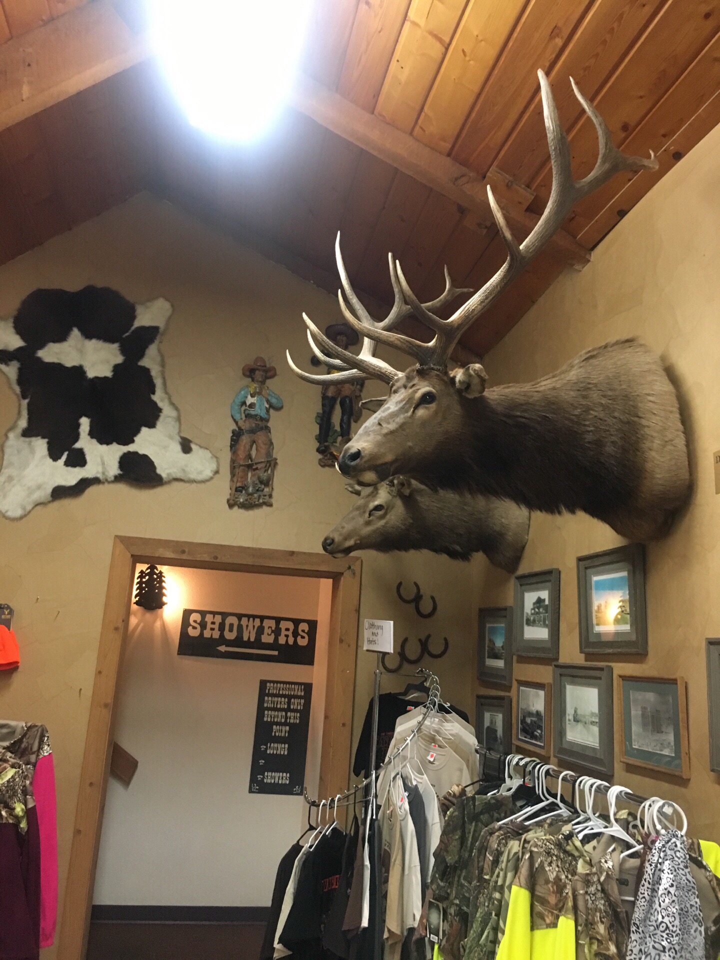 怀俄明州的一处风格独特的地方，西部景色，一个叫Ranch hand 的餐馆，外面是商店，货物独具特色