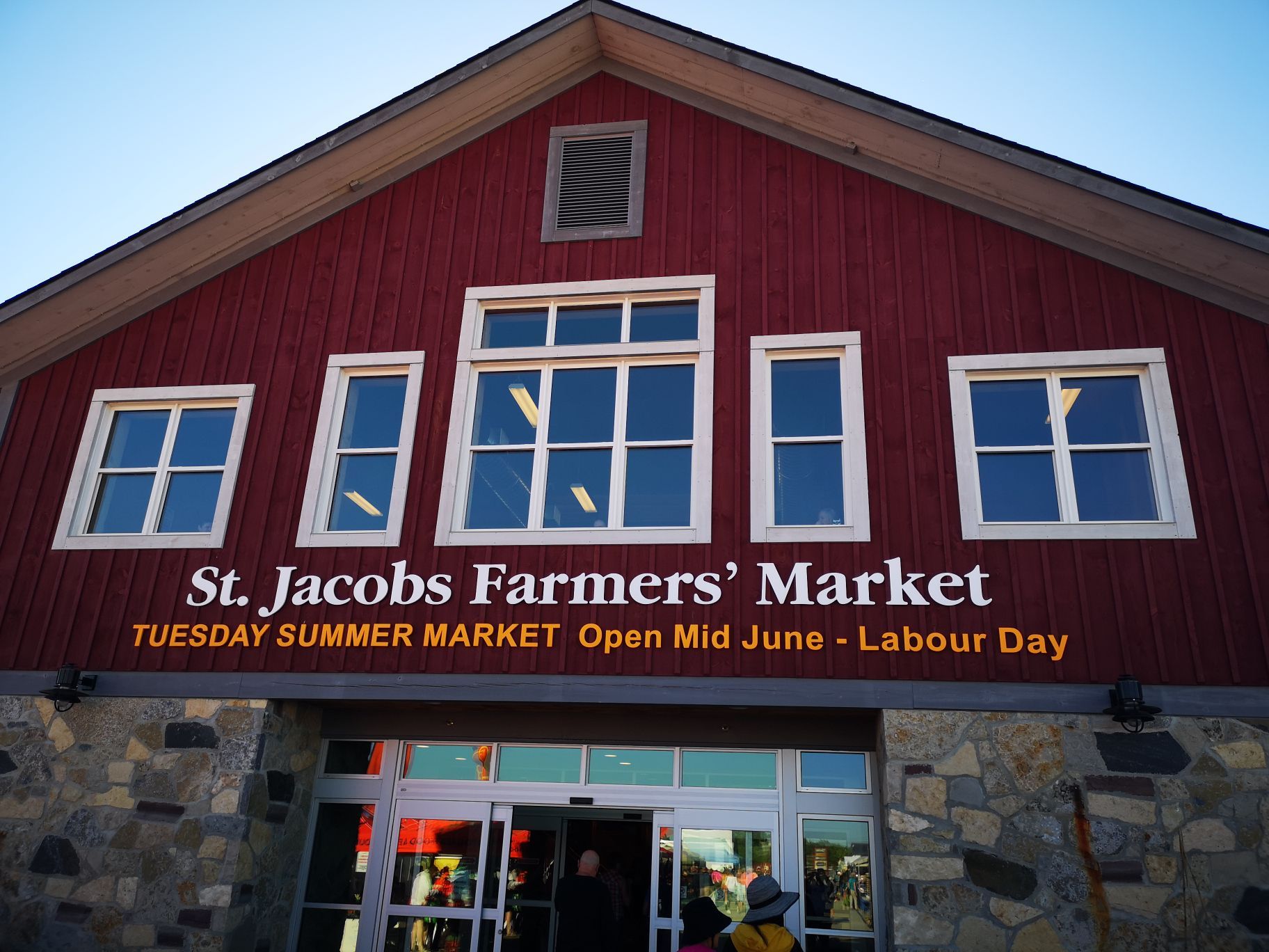 st Jacobs集市位于滑铁卢市区北，每逢周二，四，六会有集市。许多水果，蔬菜，花卉等农产品价格非