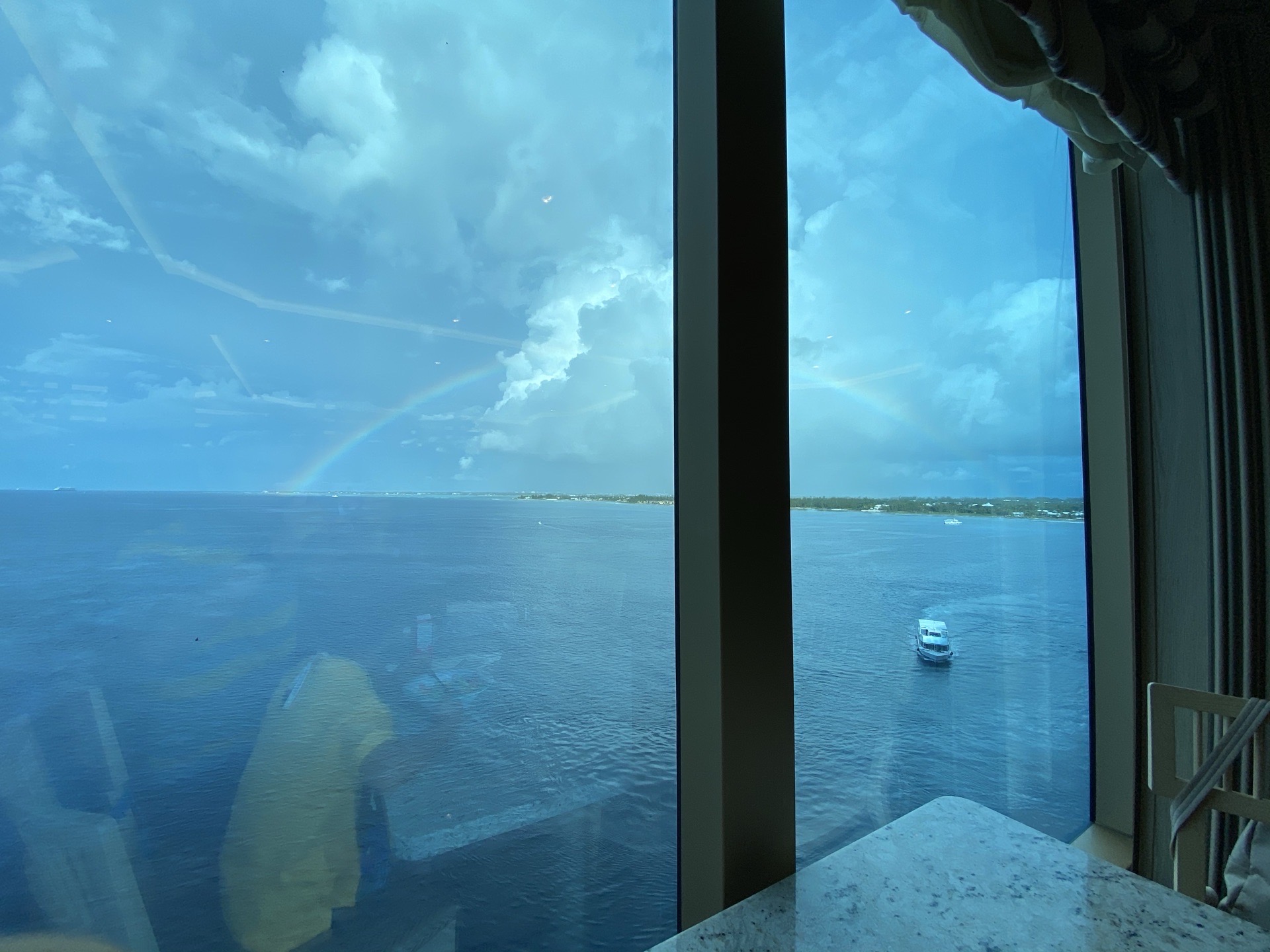 今天醒来就到达了开曼岛，吃早餐的时候看到一个巨大的彩虹🌈，太美了。一会下游轮登岛，随处走走。随便注册