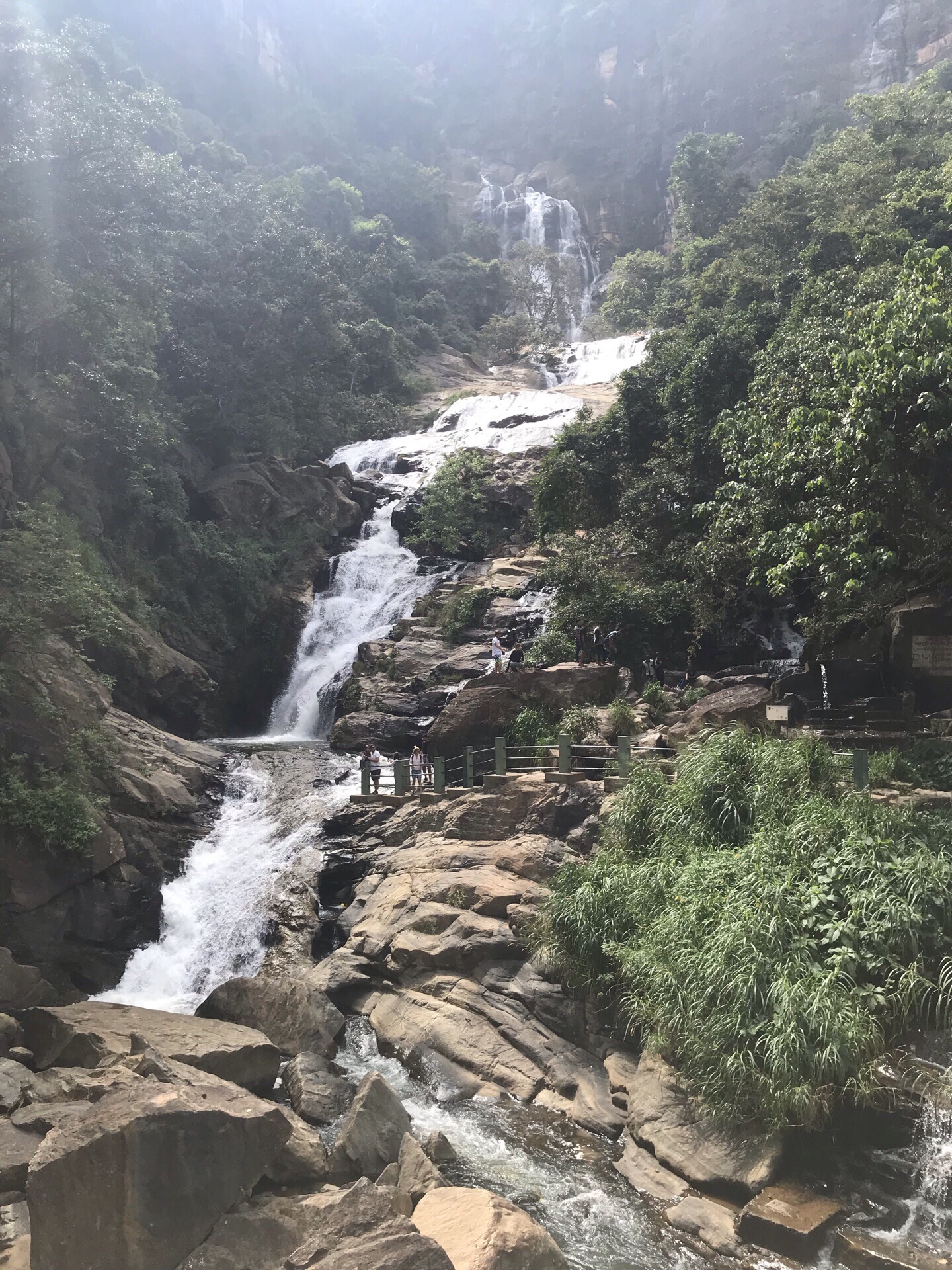 斯里兰卡很有名的瀑布，当然比起大江大海的宏伟瀑布就比较精致小巧，但也不失为一种特别的景点