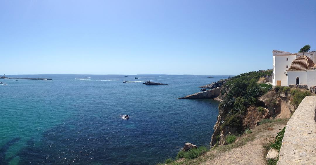 在海岛上尽览城堡落日光景  我和闺蜜打算在西班牙的最后一天前去Castle of Ibiza。这里可