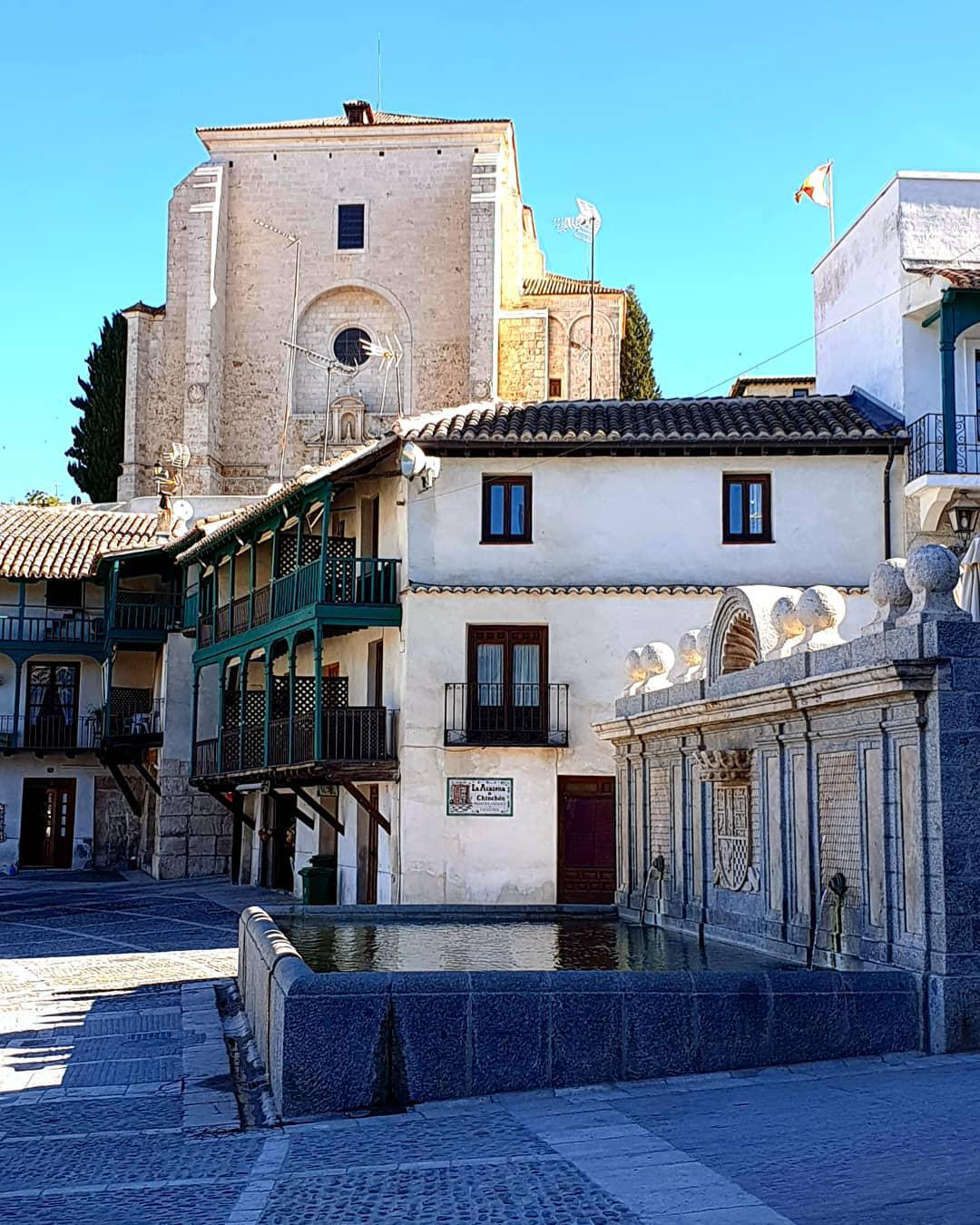 清静悠闲的历史悠久的中世纪小镇    钦琼小镇离马德里非常近，这是一个历史悠久的中世纪小城镇，据说这