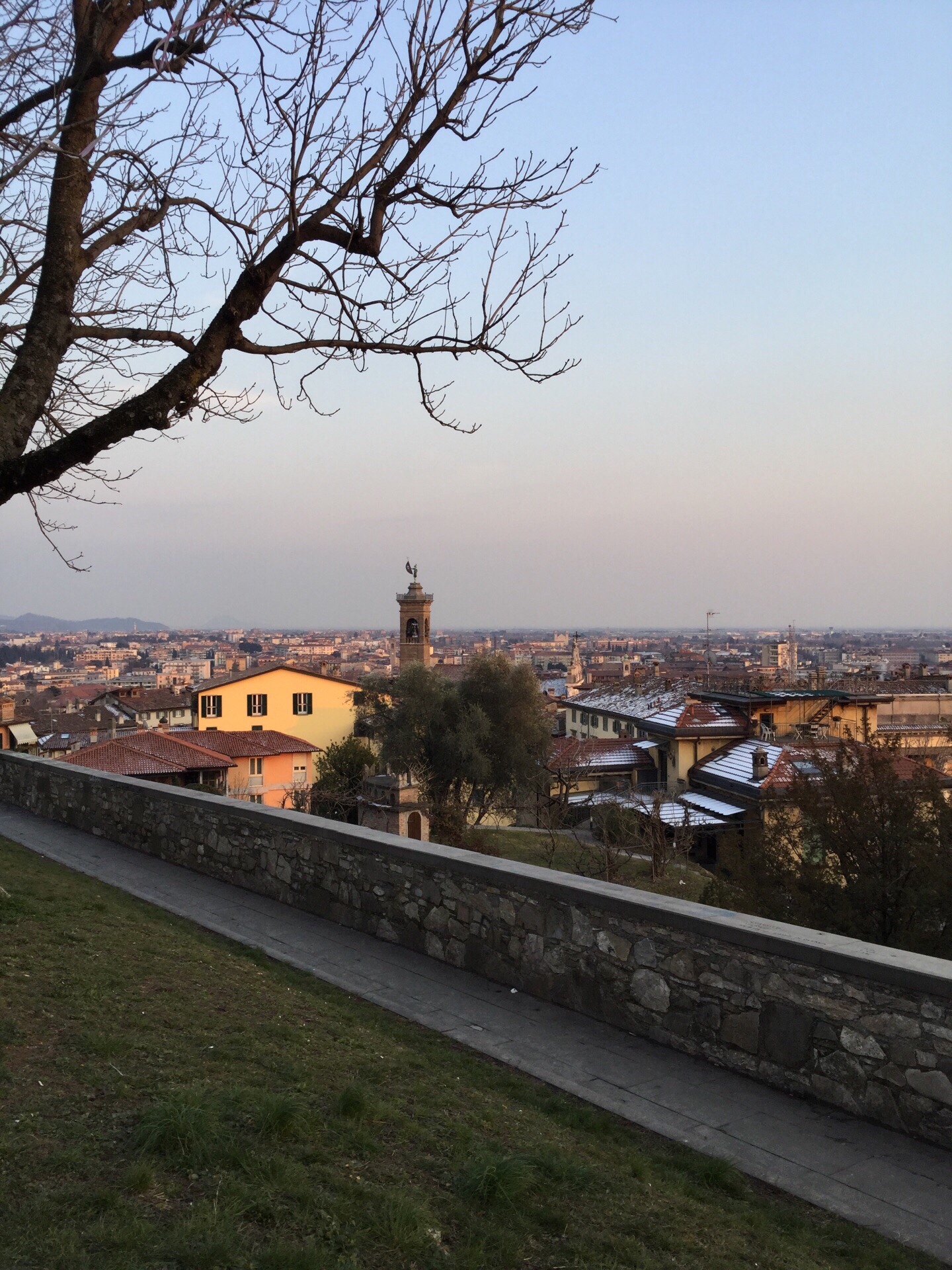 意大利北部的一座小城市，很幽静，也很雅致。推荐。