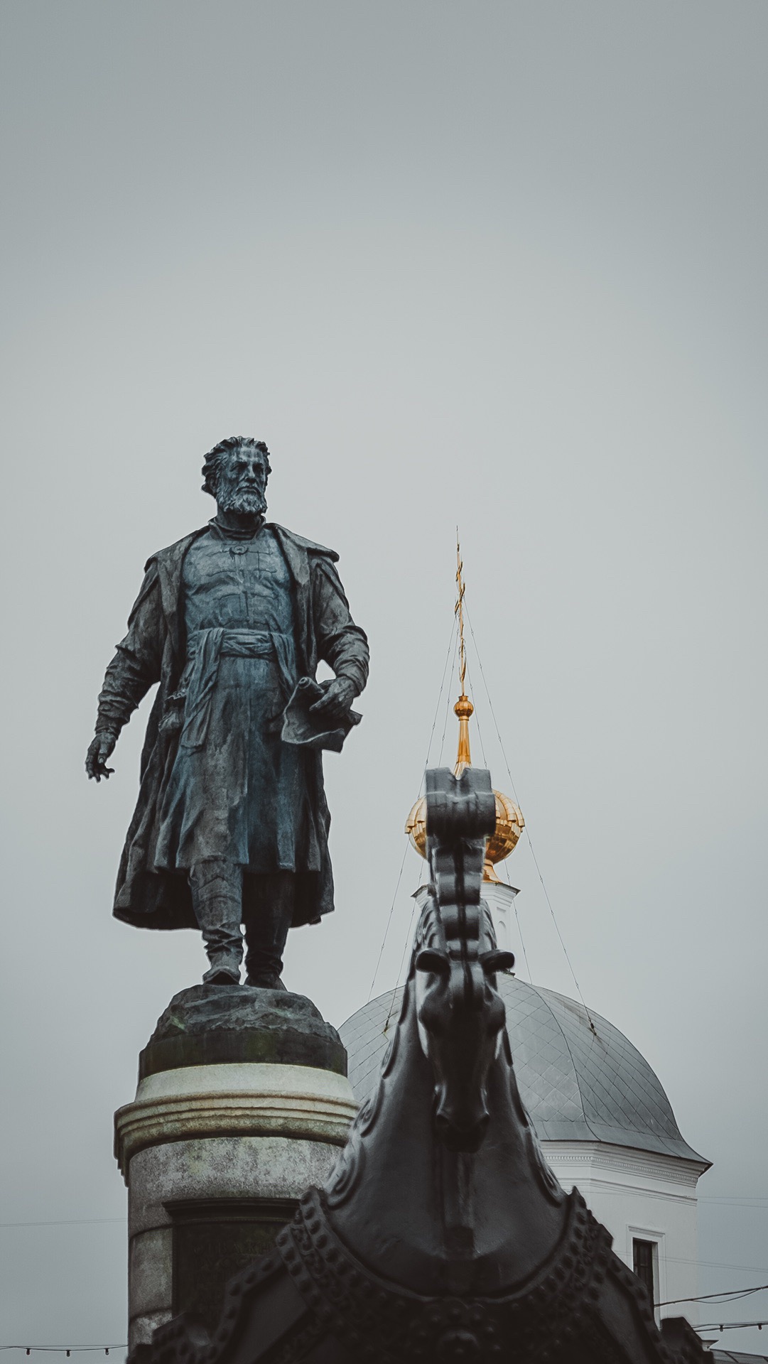 【伏尔加河】 站在伏尔加河面上吹着冷风 不经意想起经历心酸苦楚的纤夫故事 而河边广场的那尊雕像 又何