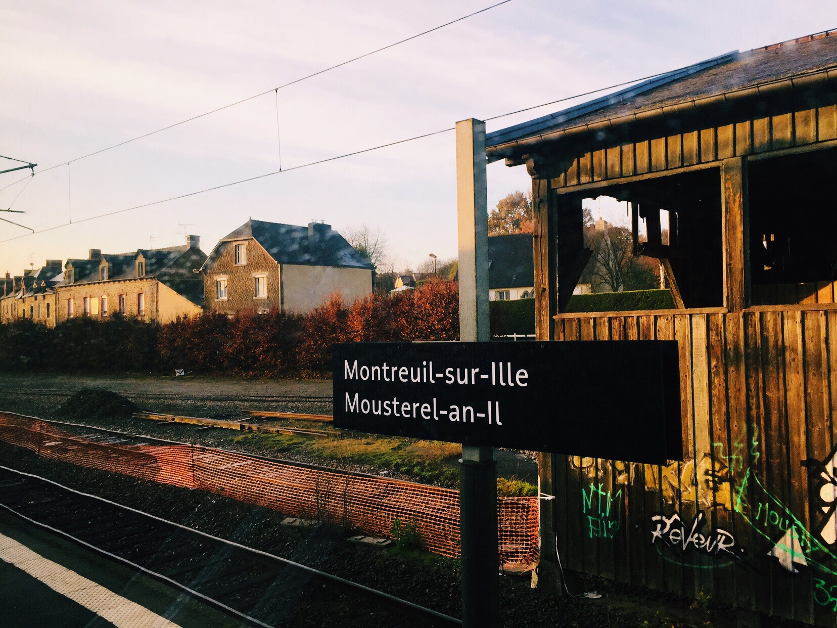 火车从巴黎开往圣马洛 清晨有一种不一样的美 如梦如初 —> 到达圣马洛 老城适合随便走走逛逛 买的面