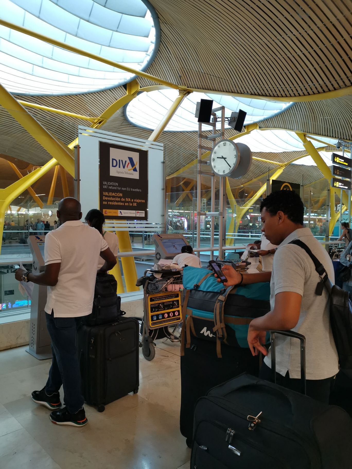 送朋友回国，第一次在马德里T4航站楼退税，领完登机牌托运好行李，拿着退税单到机器上扫描看到√号证明完