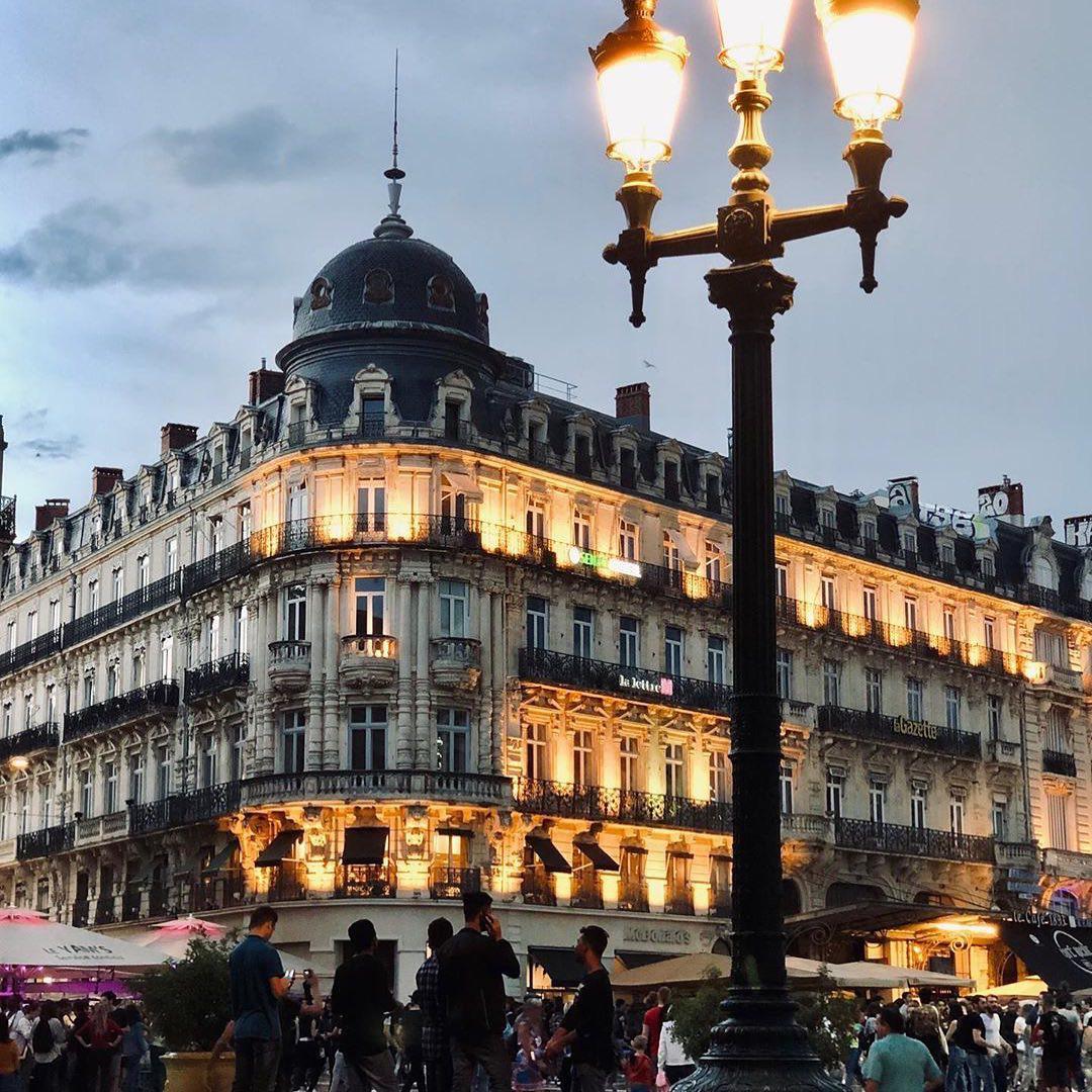 感受地中海沿岸的欧洲风情 🕴来到法国这个浪漫的城市，肯定要去打卡位于蒙彼利埃市中心的喜剧广场。与街头