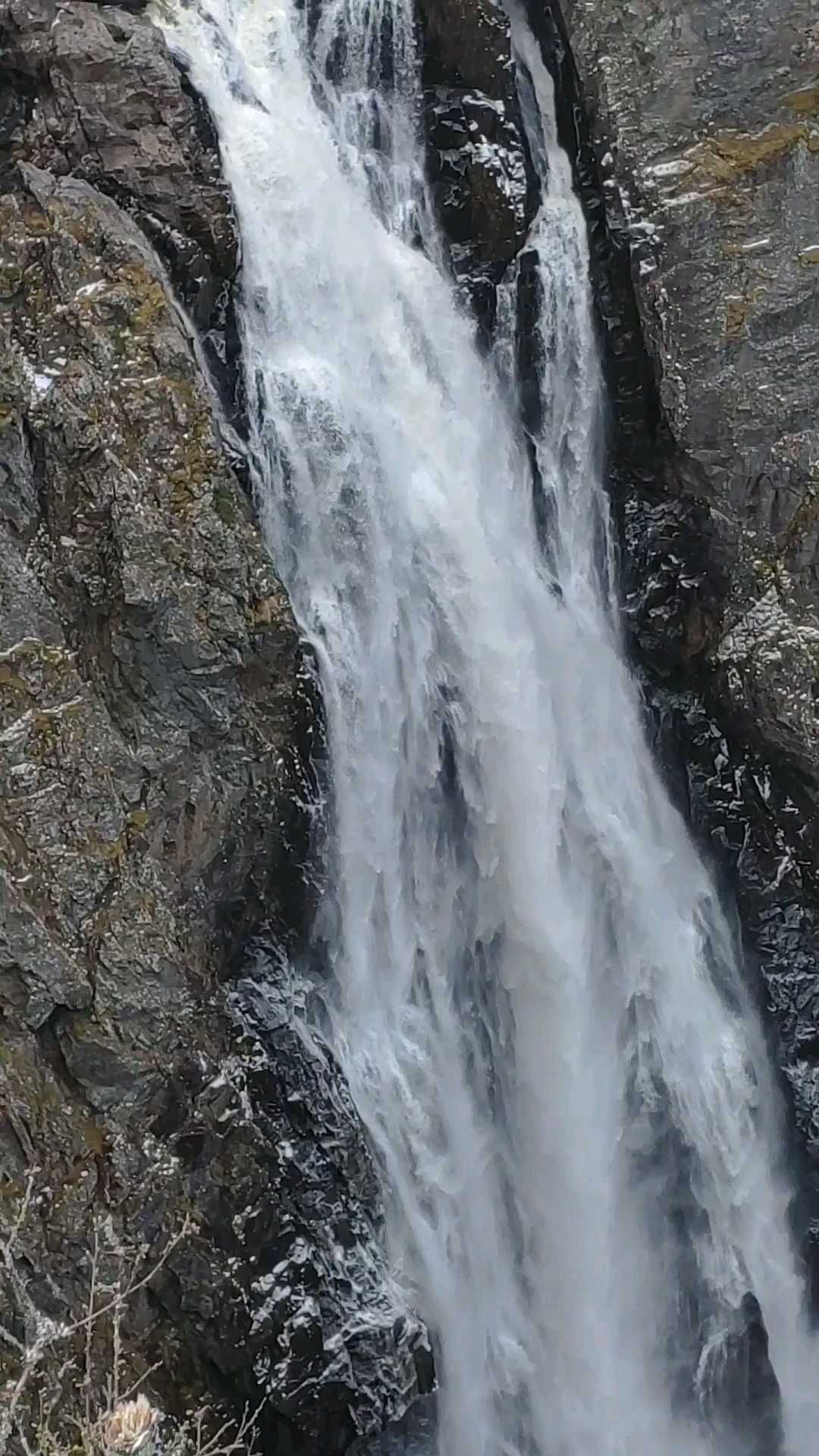 雪山融化型成的瀑布