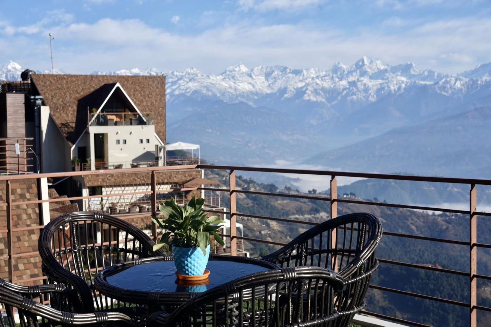 尼泊尔的纳加阔特，找一个好一点的酒店，一边看远处的雪山，一边品尝酒店的美食，在高山美食的陪伴下，感觉